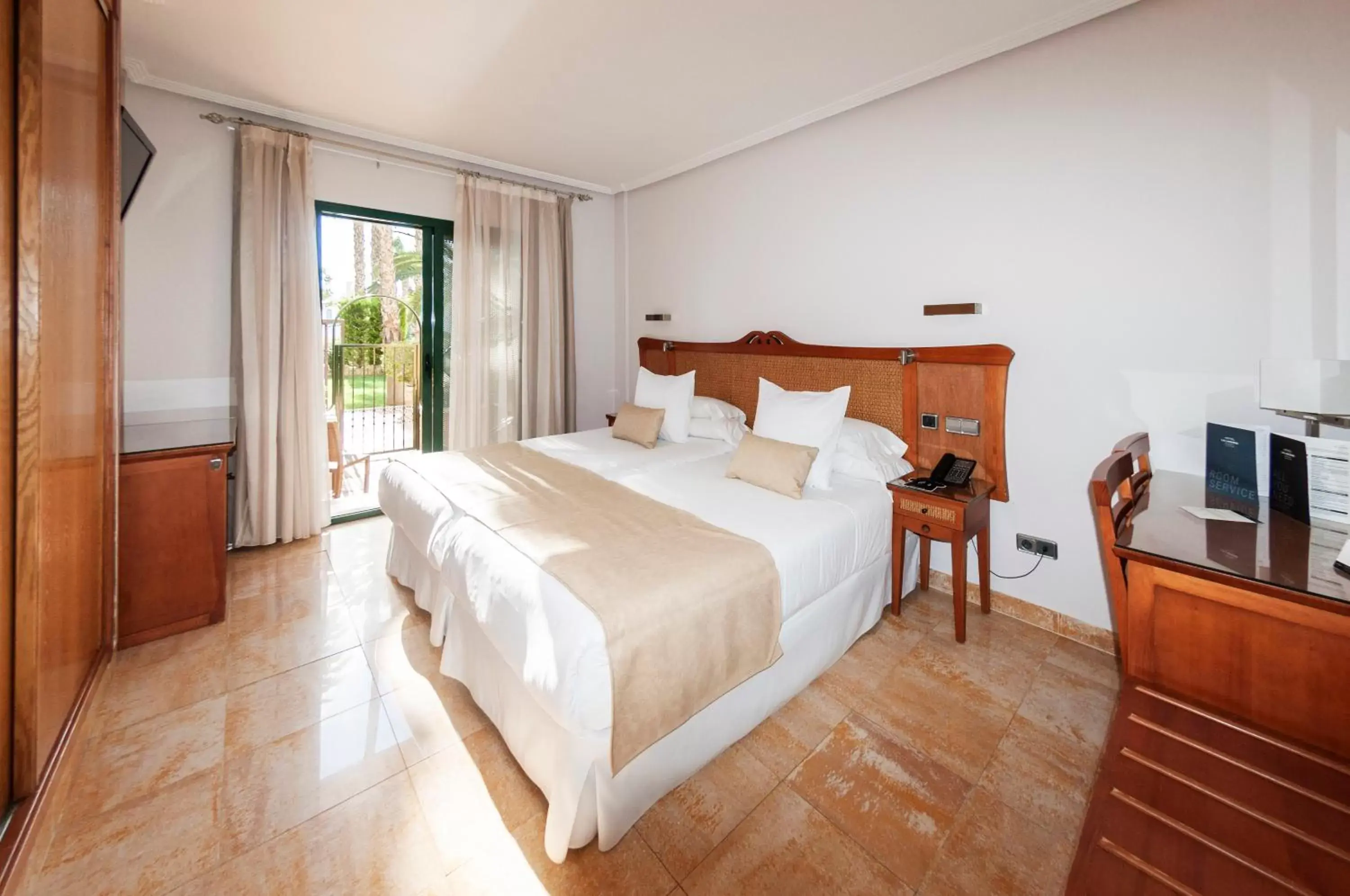 Balcony/Terrace, Bed in Hotel La Laguna Spa & Golf