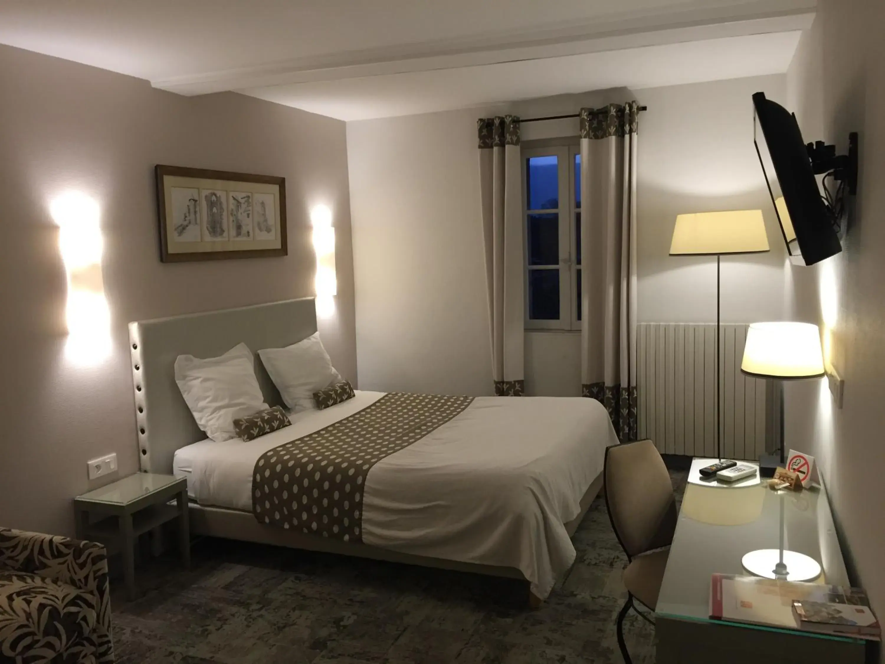 Photo of the whole room, Bed in Hotel Du Pont Vieux