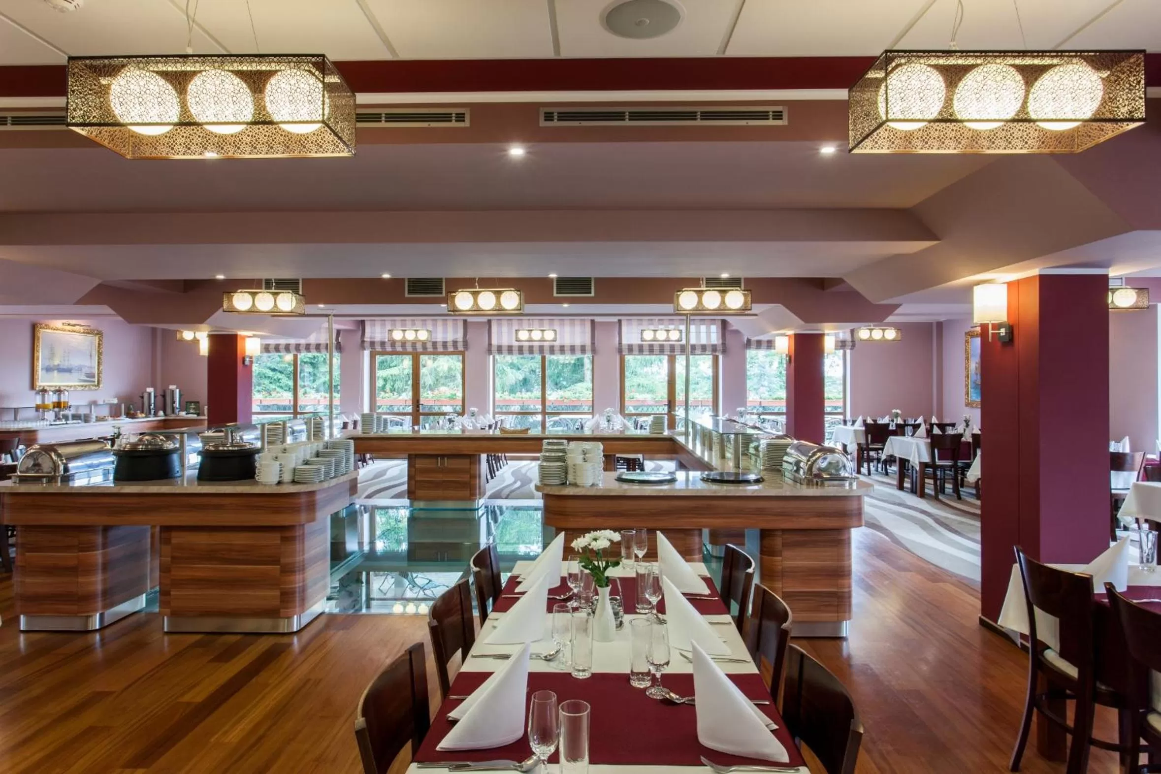 Restaurant/places to eat in Hotel Robert's Port