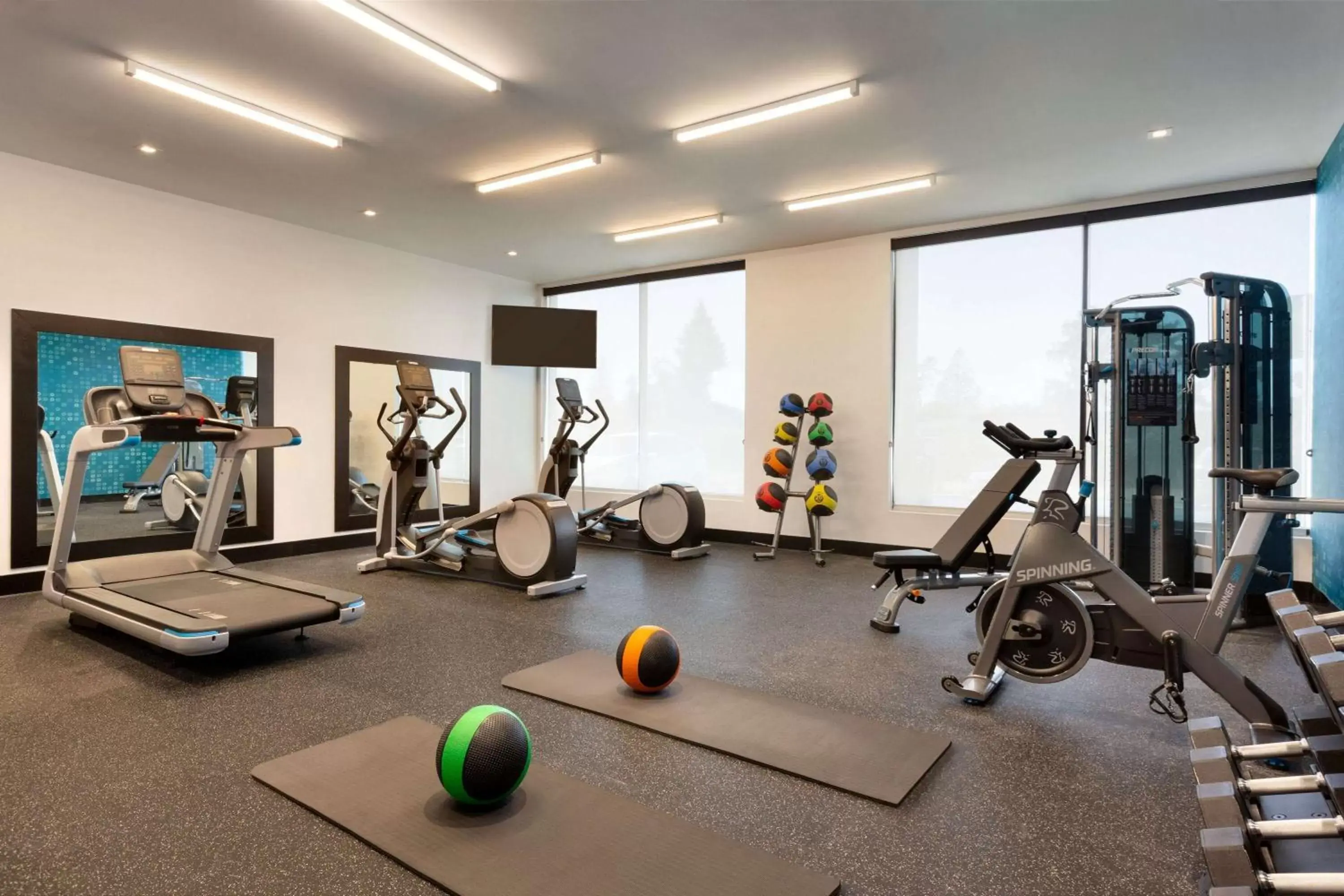 Fitness centre/facilities, Fitness Center/Facilities in La Quinta Inn & Suites by Wyndham Santa Rosa Sonoma