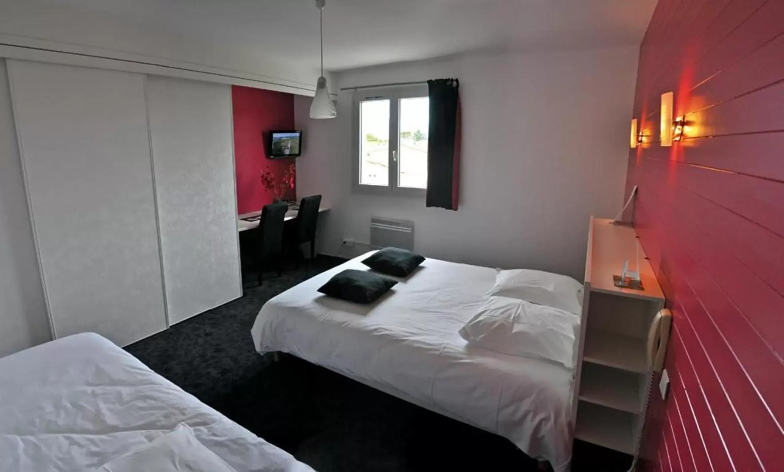 Photo of the whole room, Bed in Hôtel Restaurant de l'Ecu