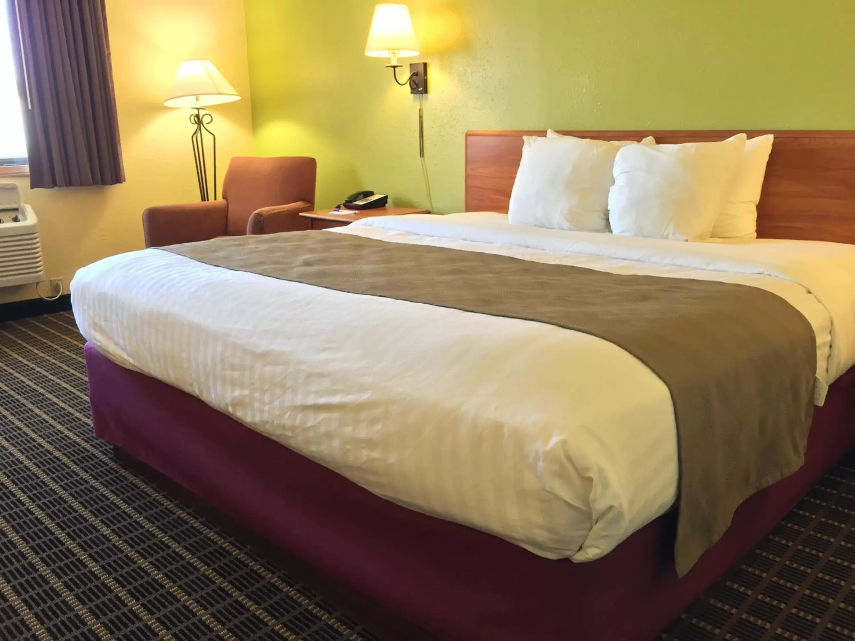 Bed in Quality Inn & Suites Harrington