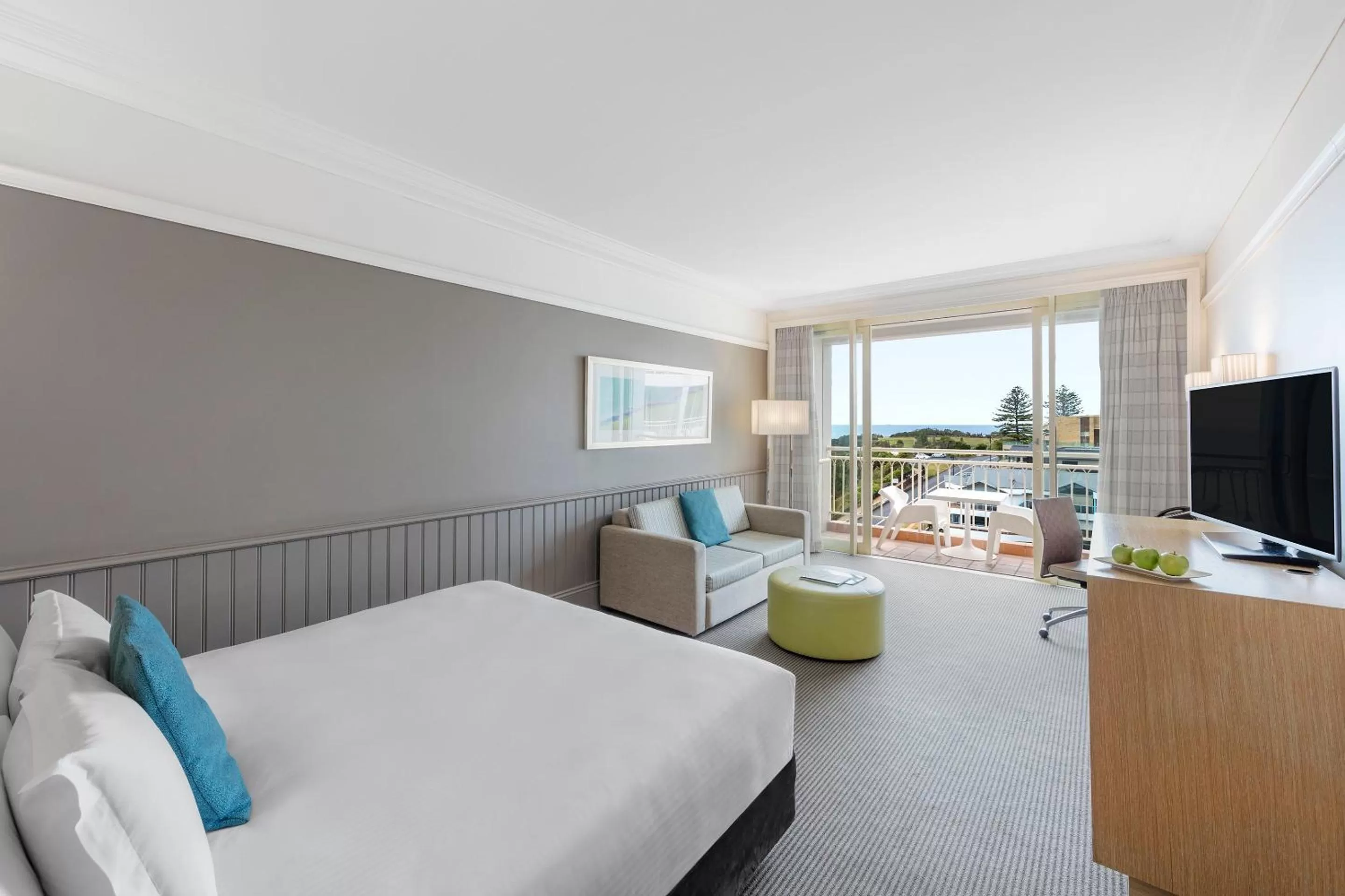 Photo of the whole room, Bed in Crowne Plaza Terrigal Pacific by IHG