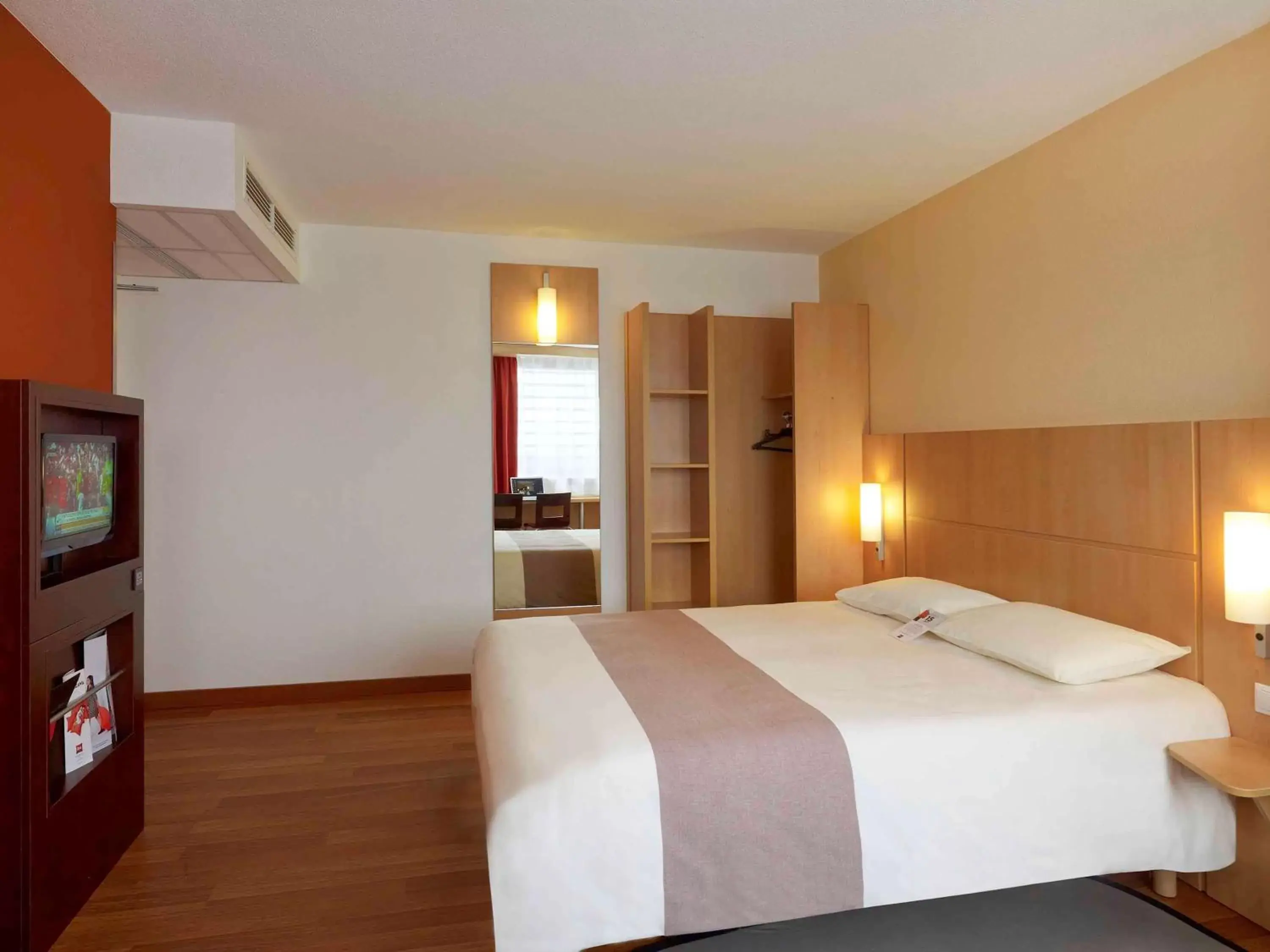 Photo of the whole room, Bed in Ibis Warszawa Reduta