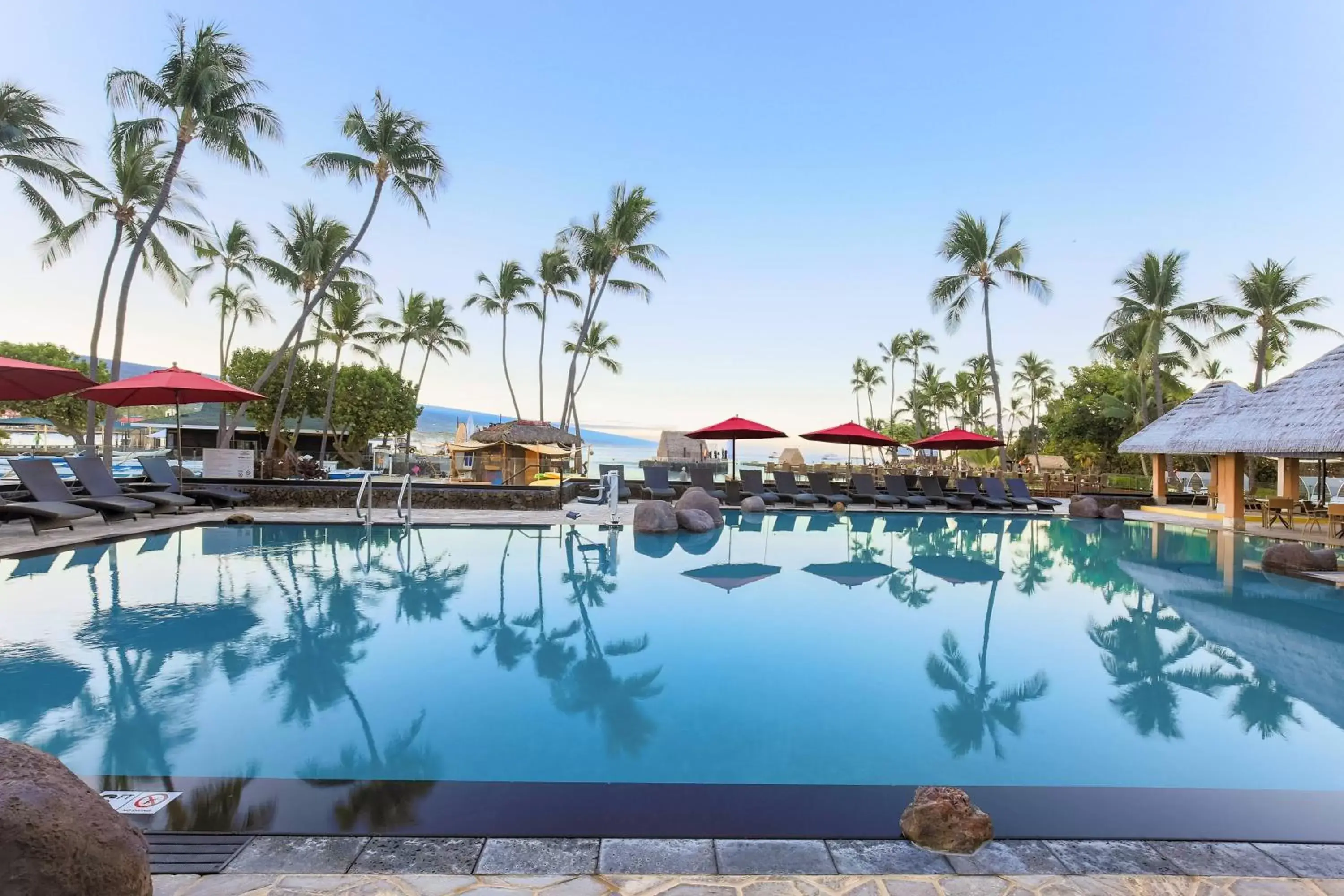 Swimming Pool in Courtyard by Marriott King Kamehameha's Kona Beach Hotel