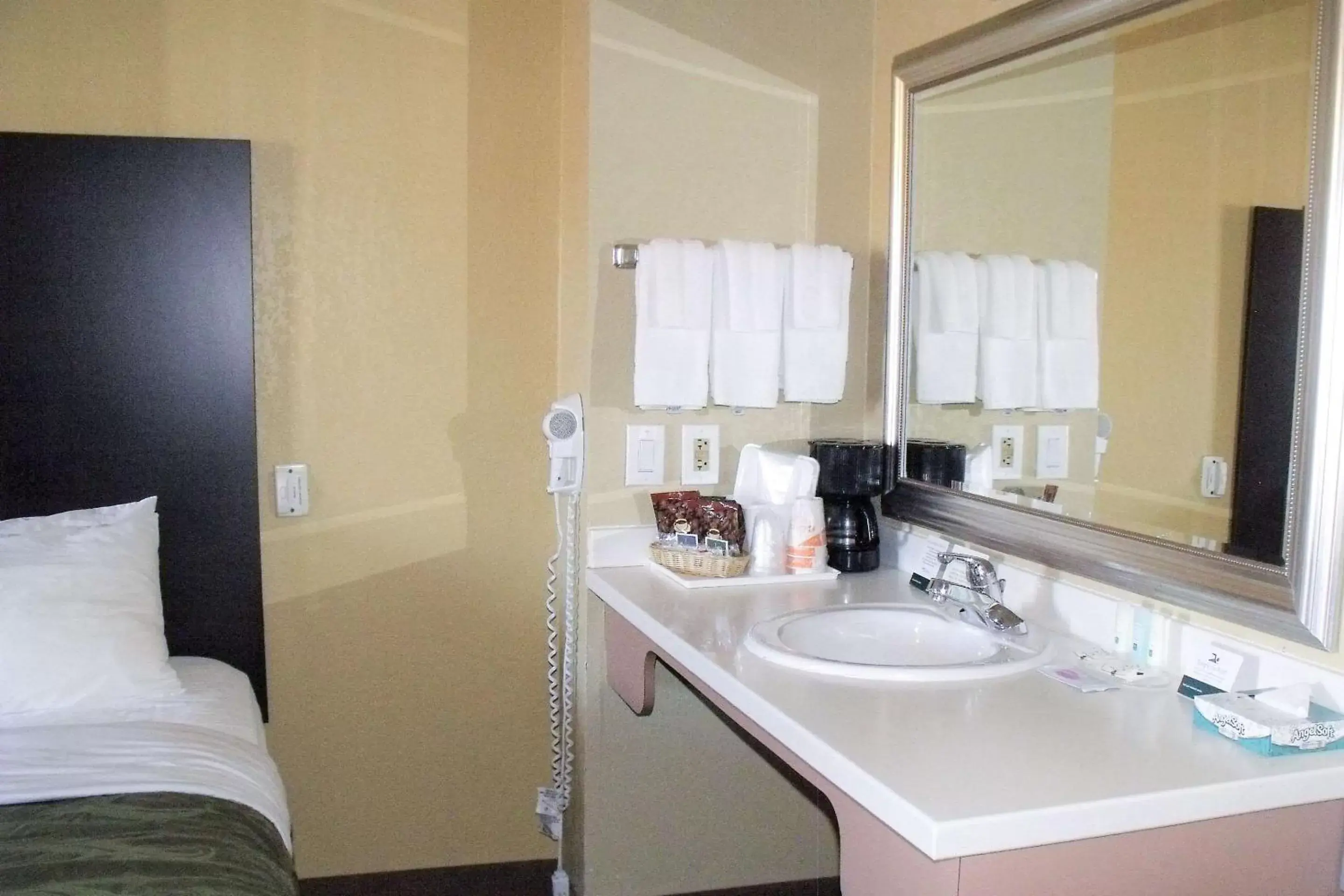 Photo of the whole room, Bathroom in Quality Inn Winslow I-40