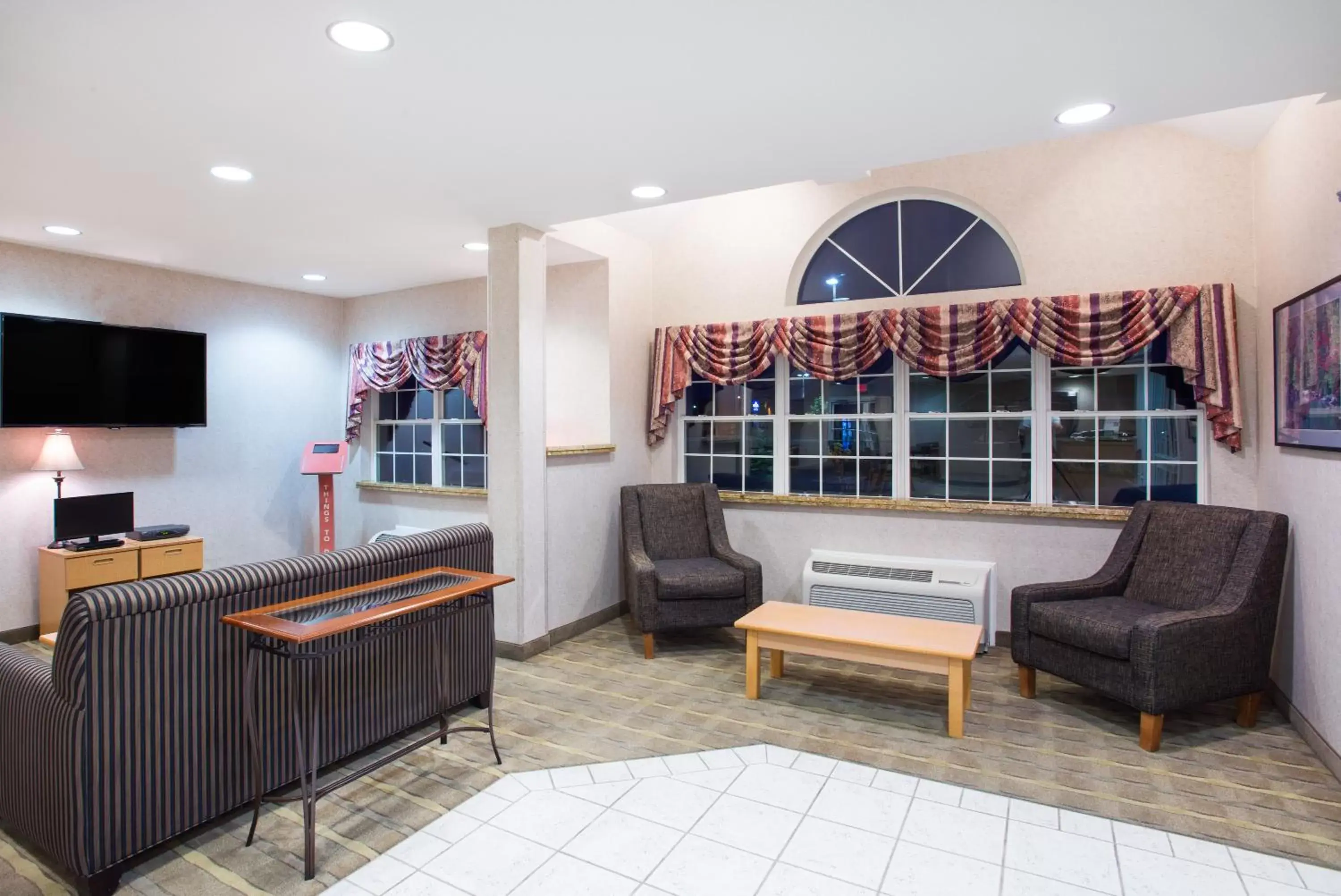 Lobby or reception, Lounge/Bar in Microtel Inn & Suites by Wyndham Plattsburgh