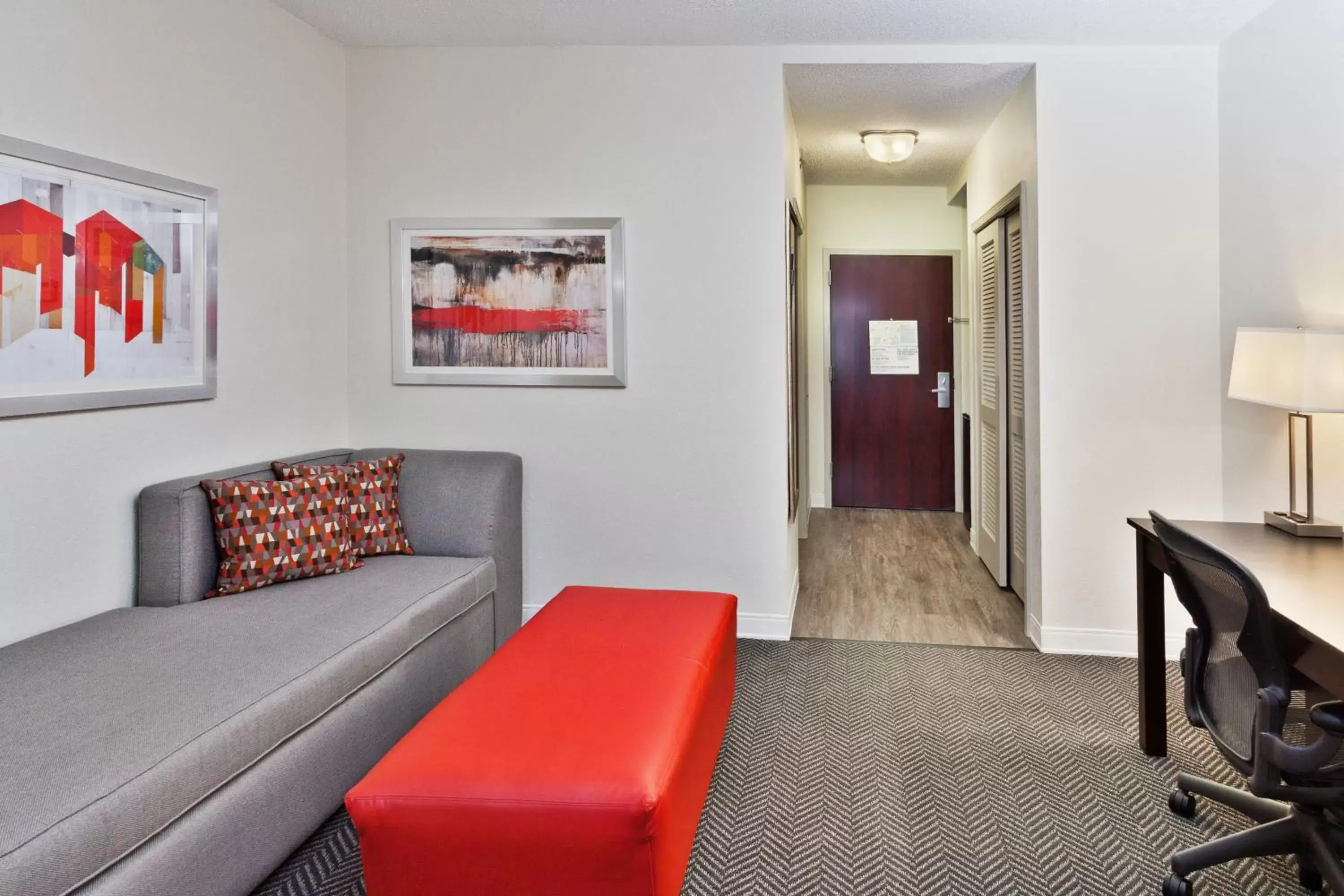 Photo of the whole room, Seating Area in Best Western Plus Columbus North Fort Moore