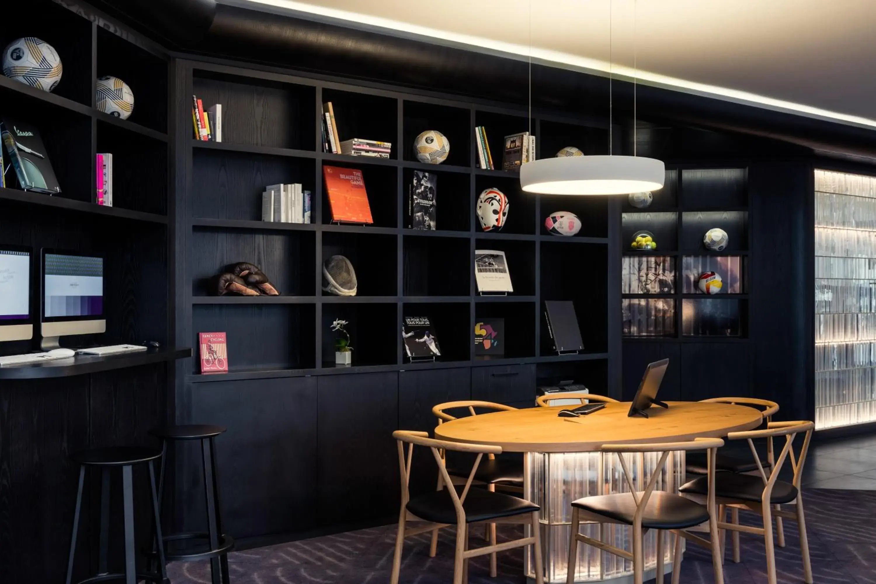Library in AppartHotel Mercure Paris Boulogne