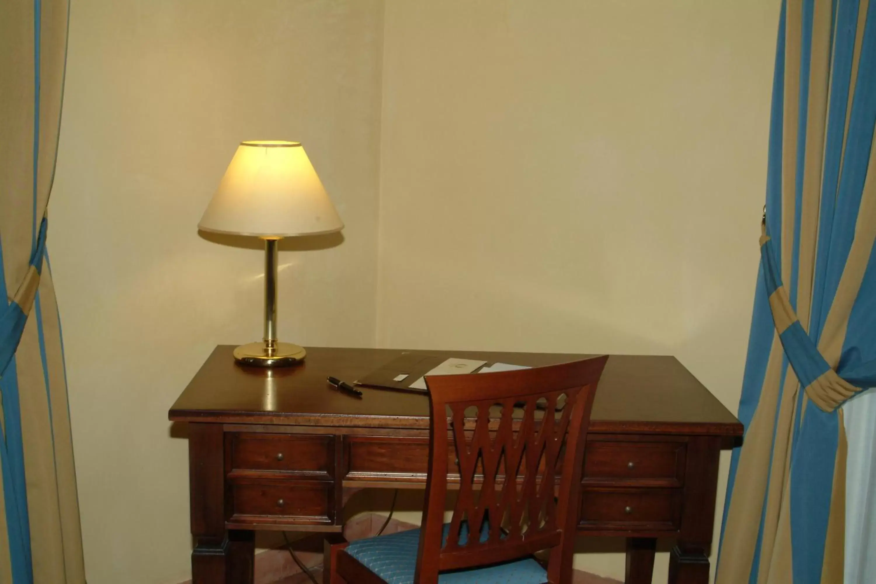 Seating area, Dining Area in Hotel La Ville