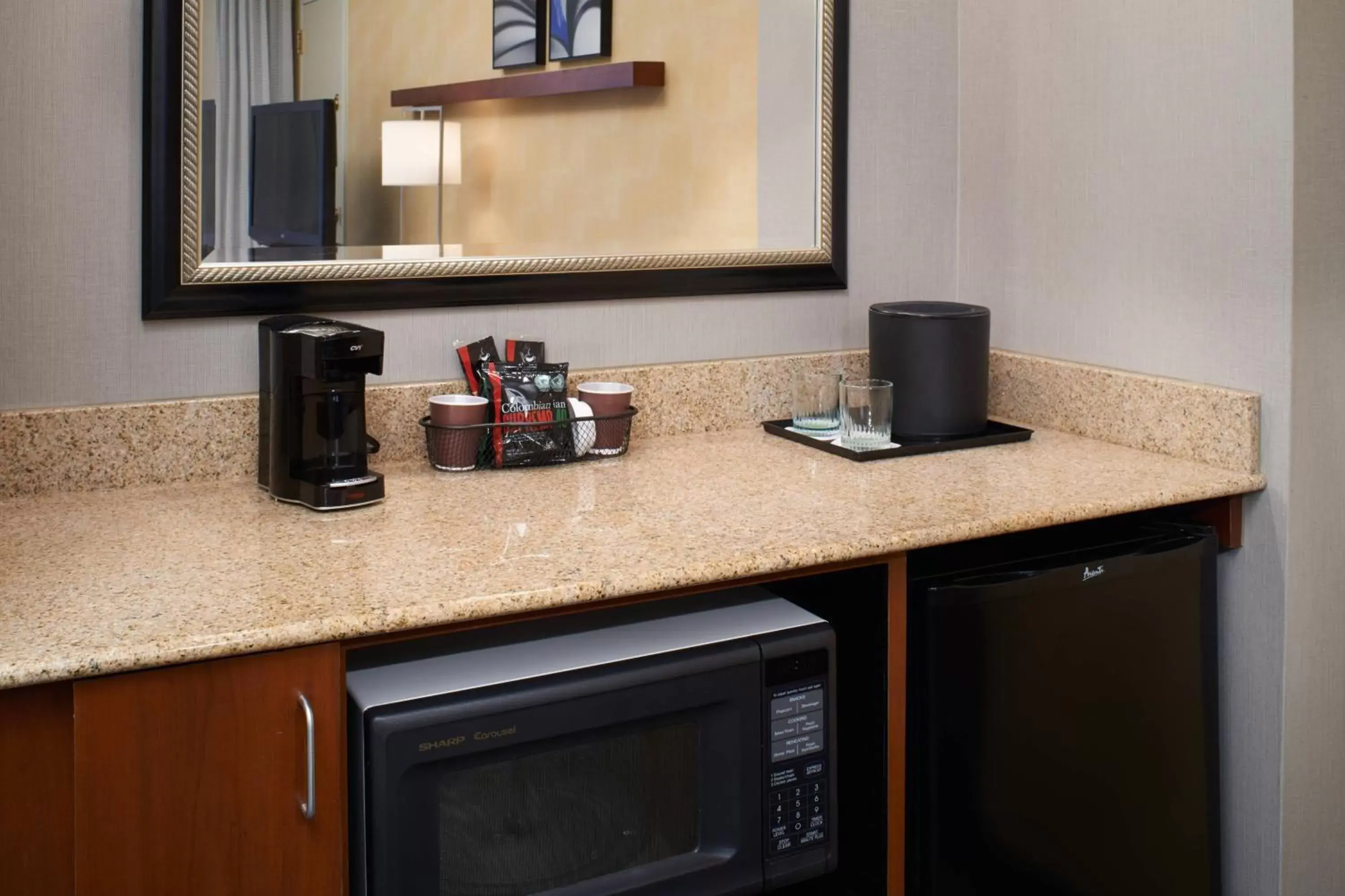 Bedroom, Kitchen/Kitchenette in Courtyard by Marriott Detroit Livonia