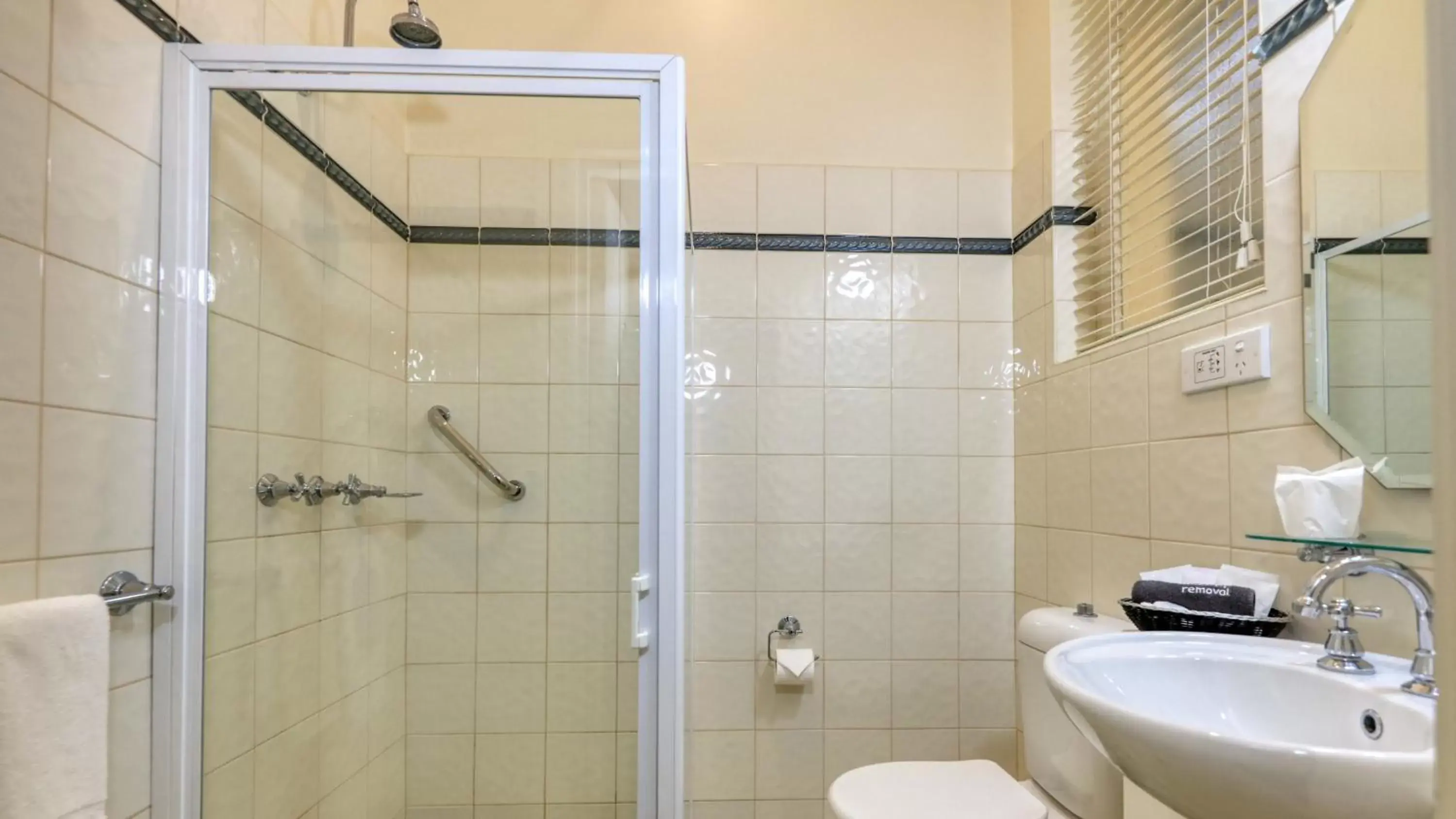 Shower, Bathroom in Royal Exchange Hotel