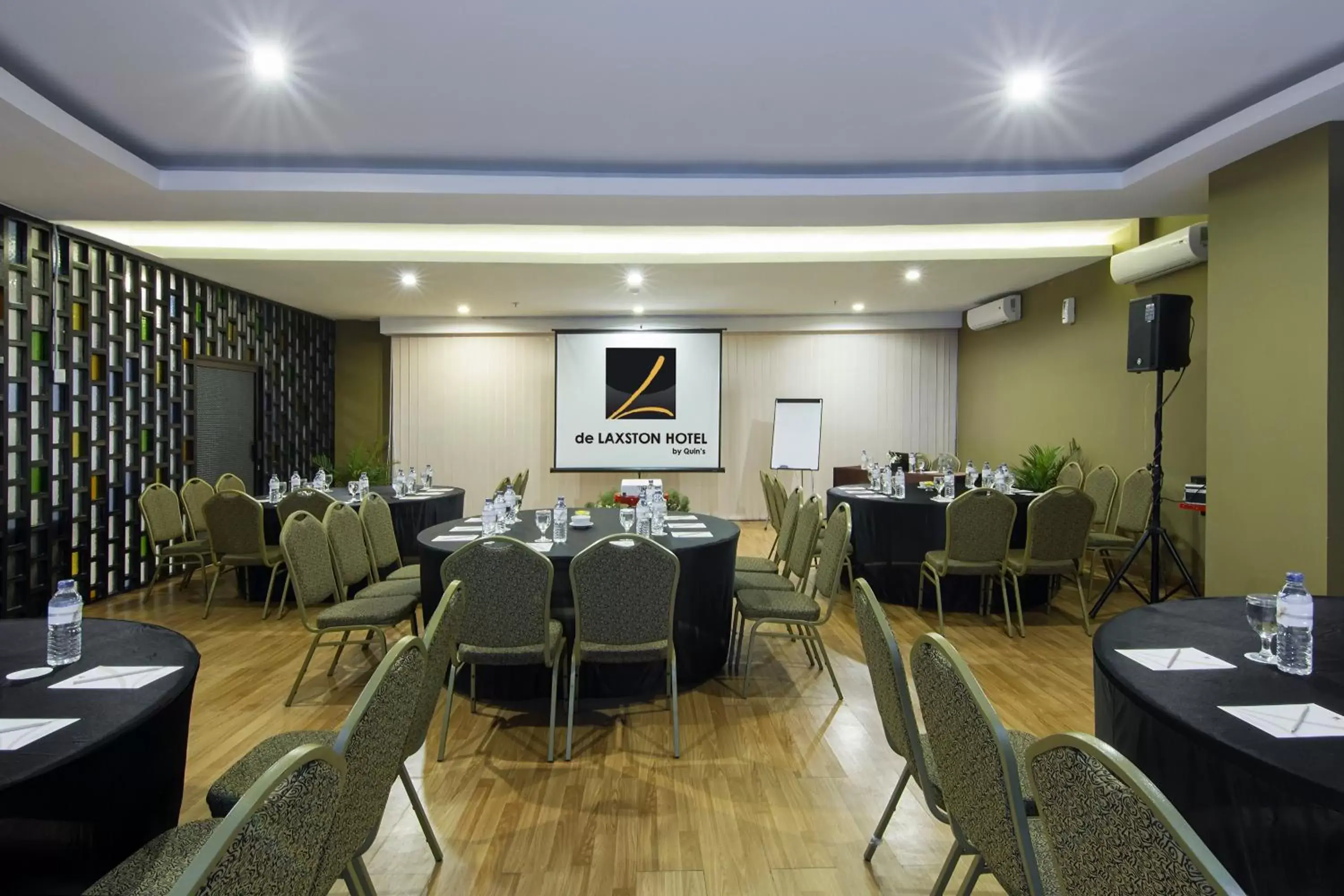 Meeting/conference room, Restaurant/Places to Eat in de Laxston Hotel Jogja by AZANA