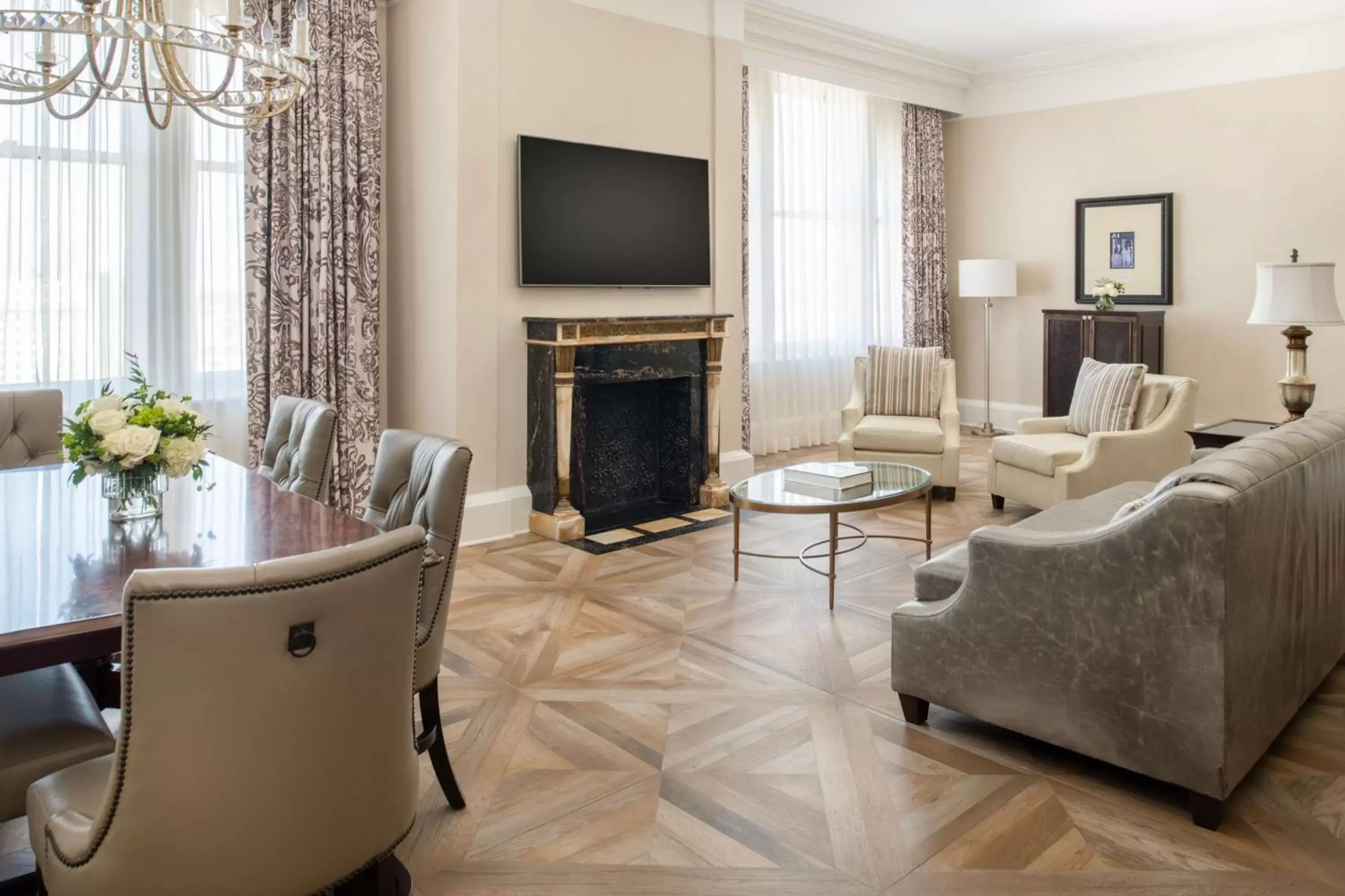 Living room, Seating Area in The Roosevelt Hotel New Orleans - Waldorf Astoria Hotels & Resorts