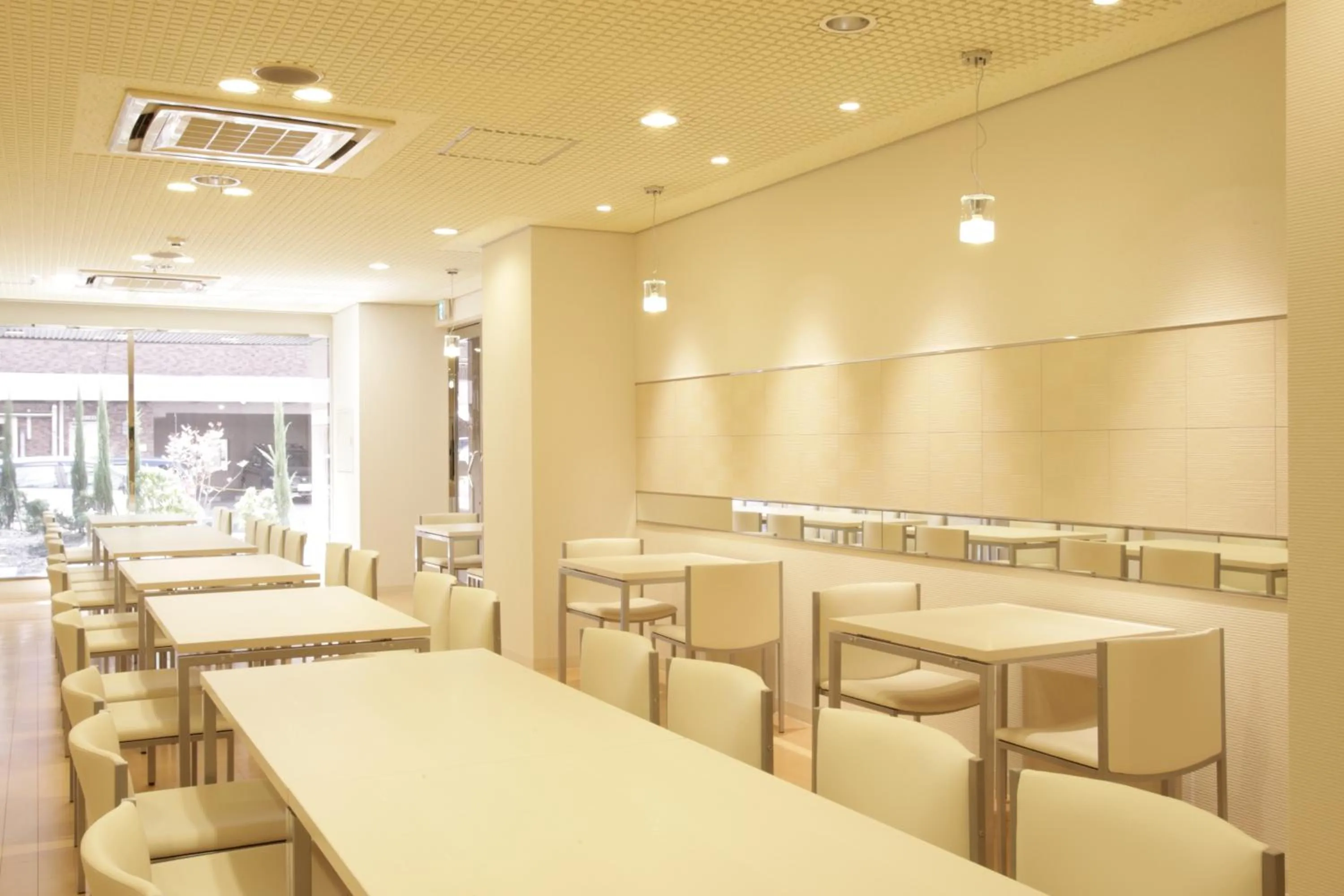 Restaurant/places to eat in Hotel Green City