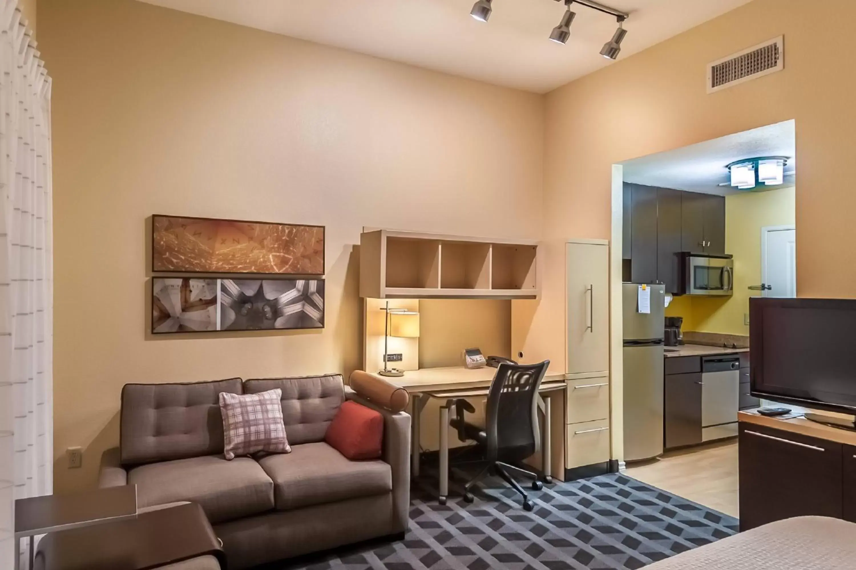Kitchen or kitchenette, Seating Area in TownePlace Suites Dallas DeSoto