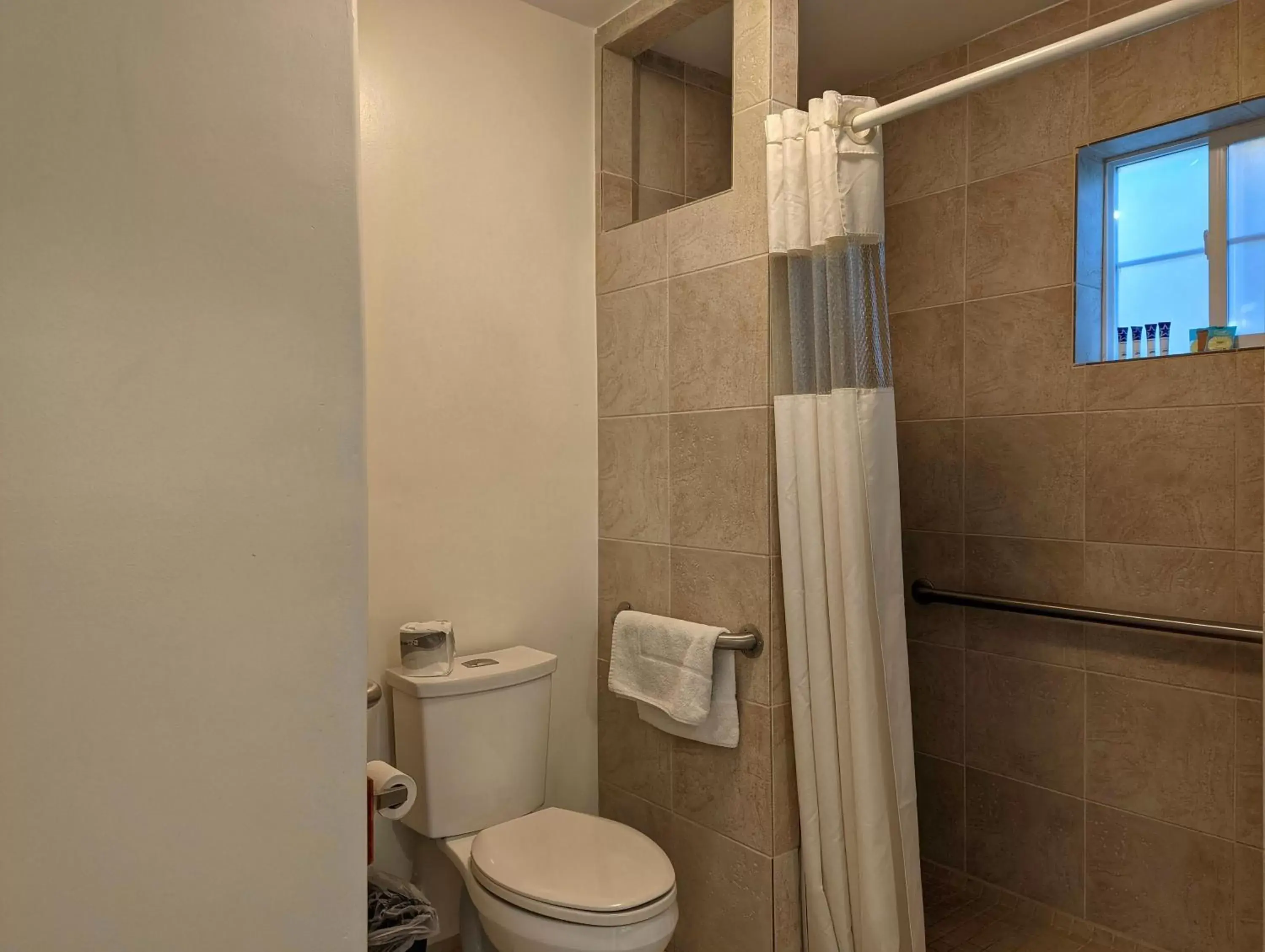 Shower, Bathroom in Americas Best Value Inn Oxnard-Port Hueneme