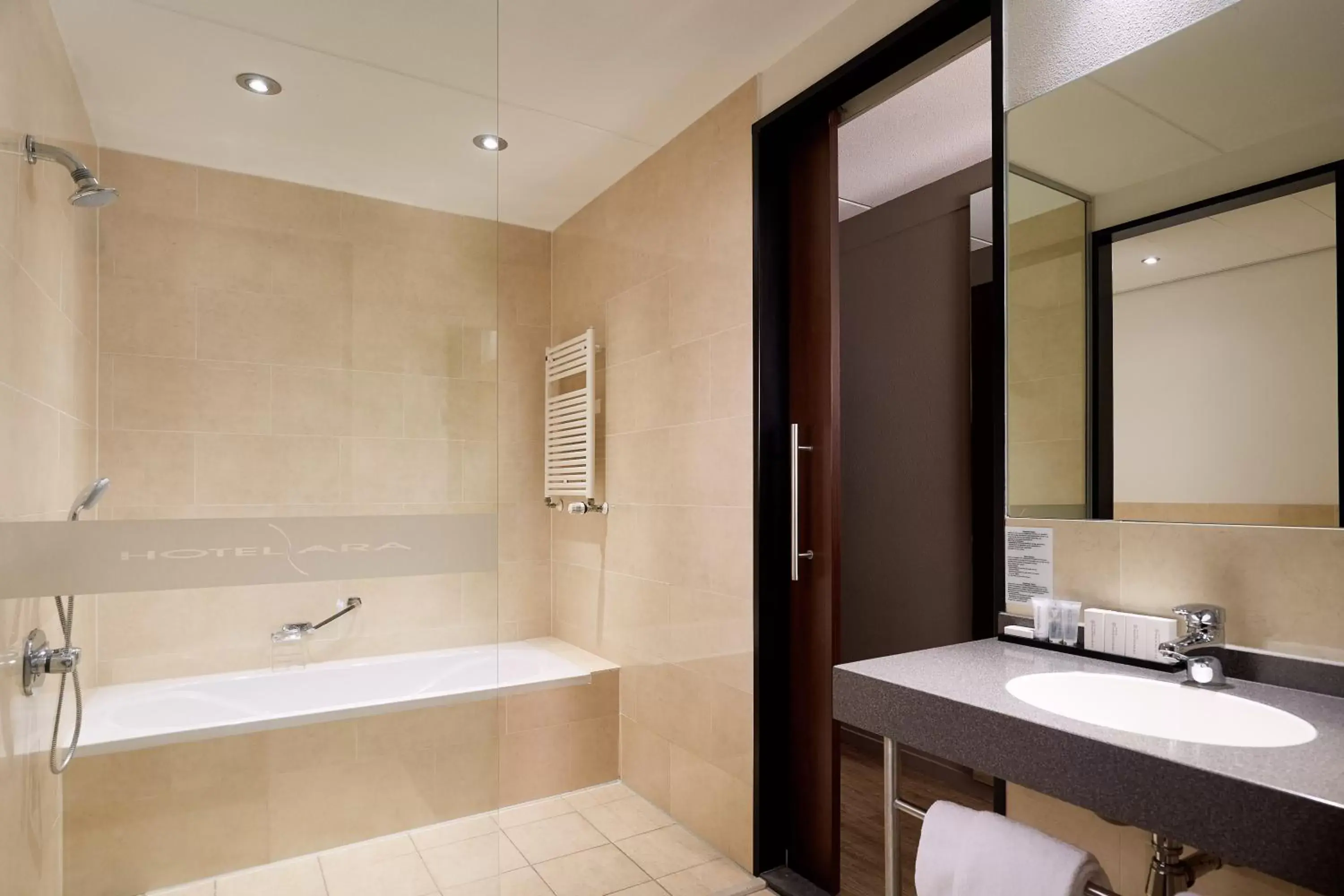 Deluxe Room in Van der Valk Hotel ARA Zwijndrecht Deluxe Room in Van der Valk Hotel ARA Zwijndrecht