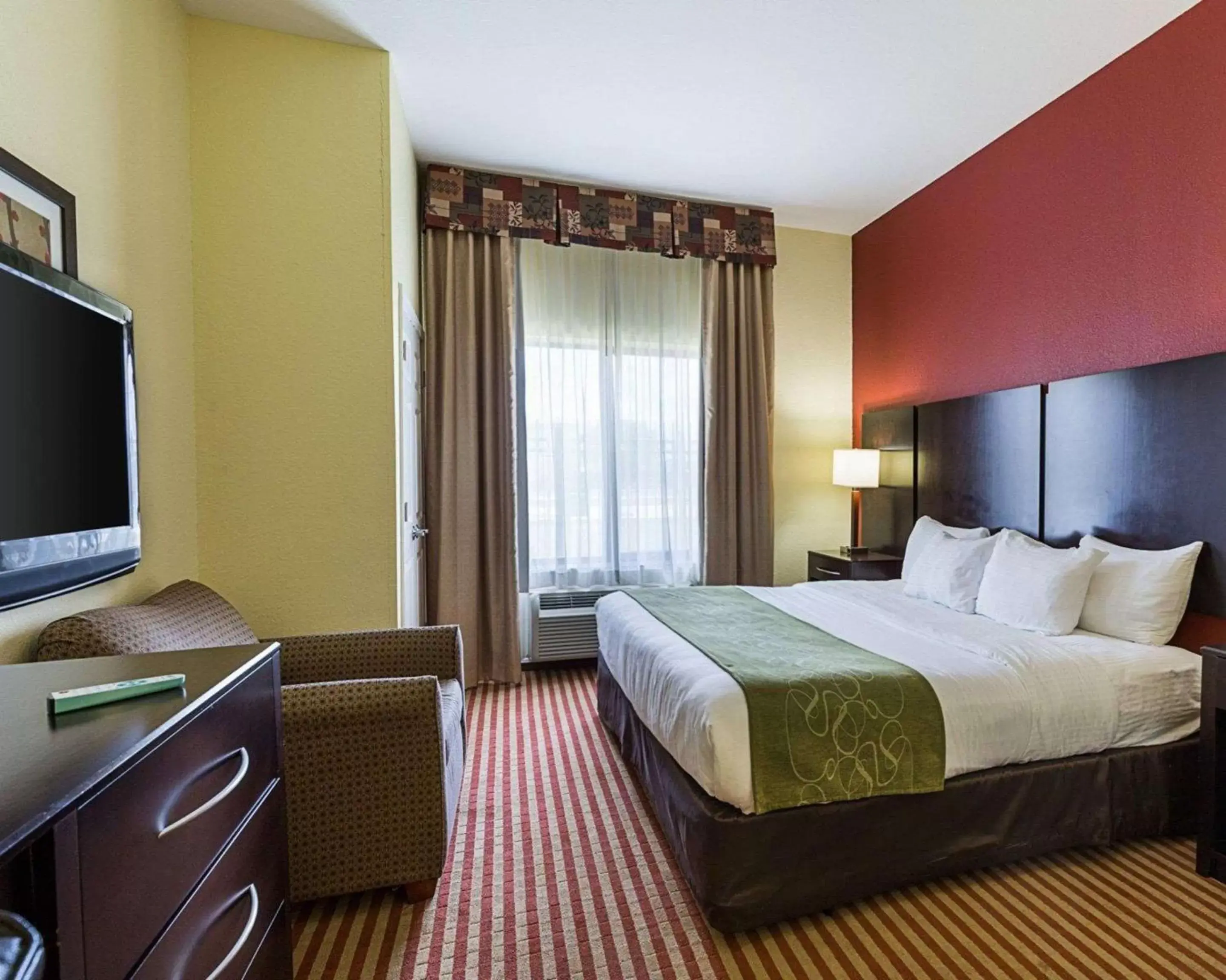 Photo of the whole room, Bed in Days Inn & Suites by Wyndham Houston / West Energy Corridor