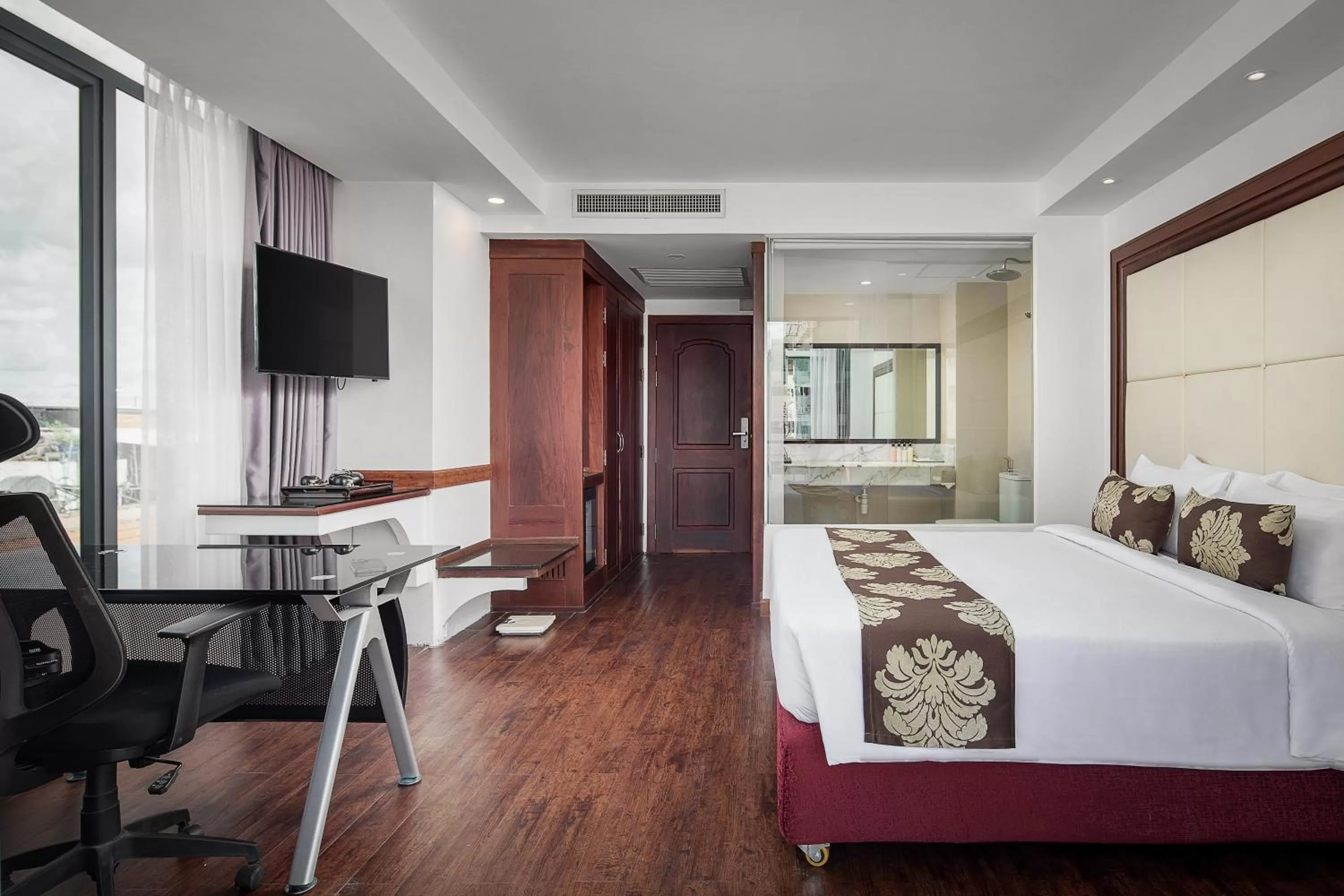 Communal lounge/ TV room, Bed in Ohana Phnom Penh Palace Hotel