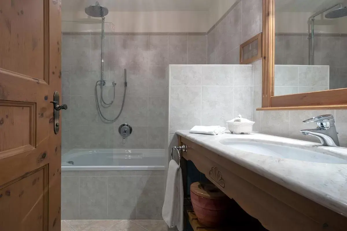 Bathroom in Hotel La Perla: The Leading Hotels of the World