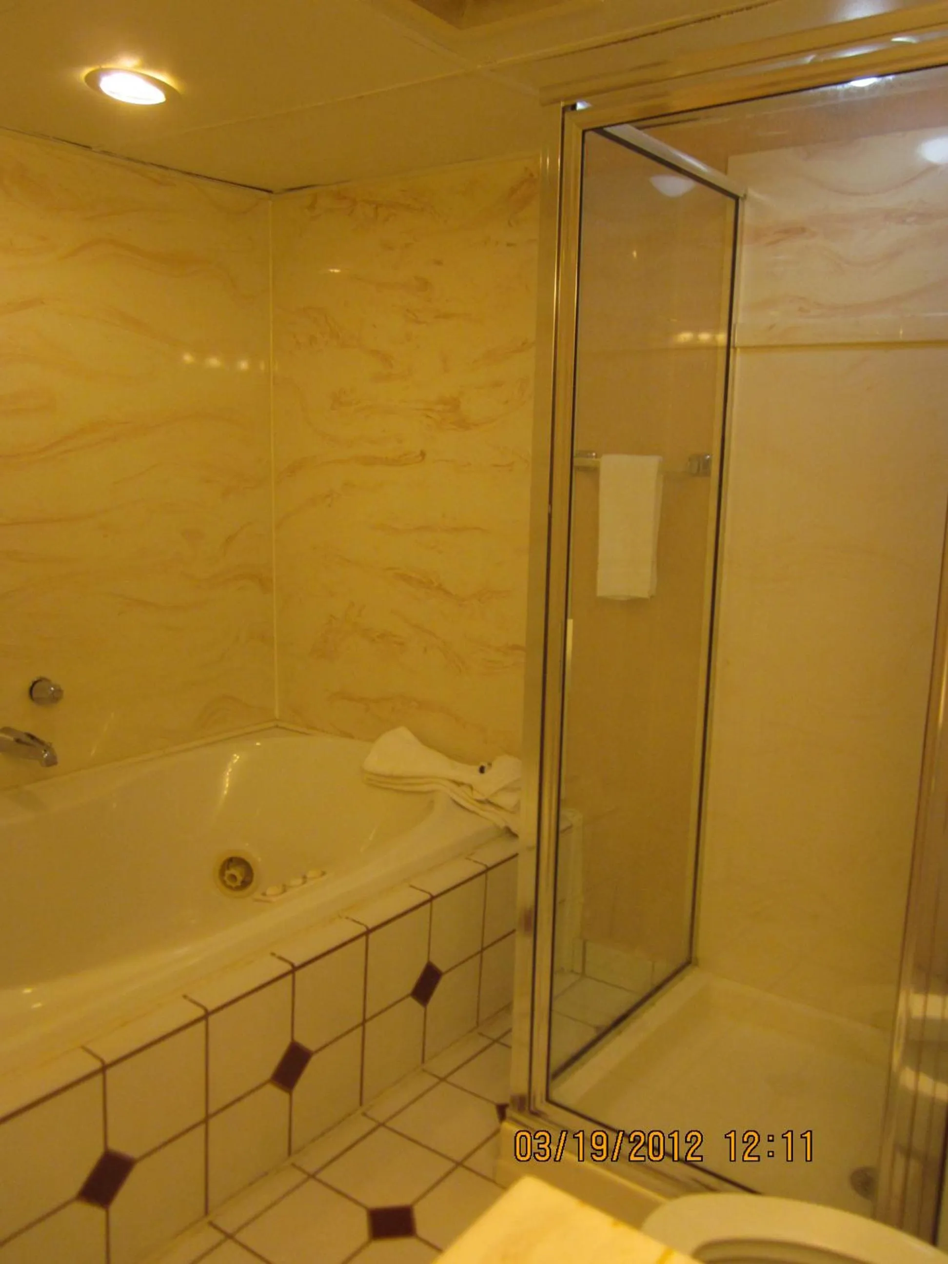 Bathroom in Howard Johnson by Wyndham Saint Joseph Benton Harbor