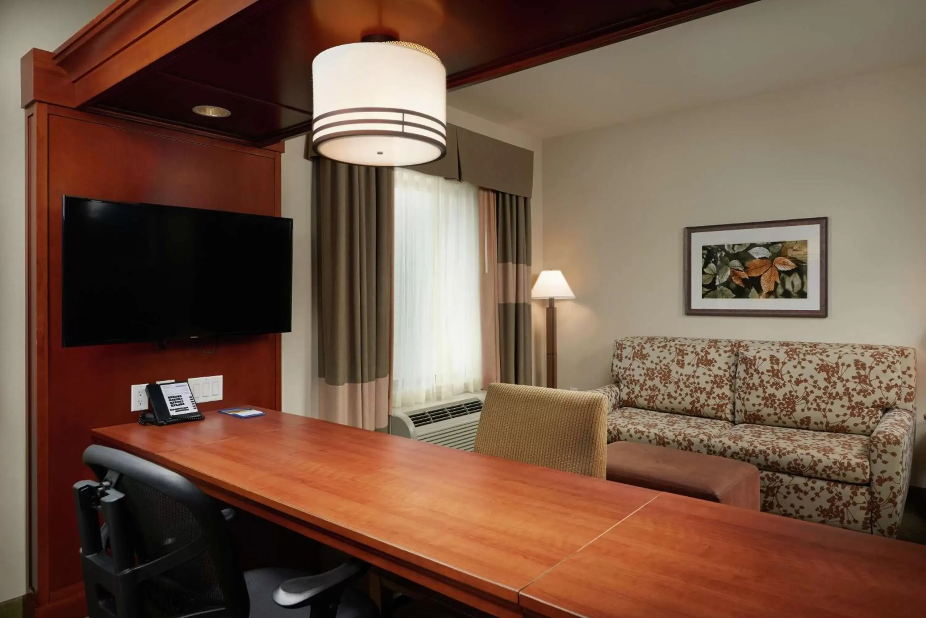 Bedroom, Seating Area in Hampton Inn and Suites Salem