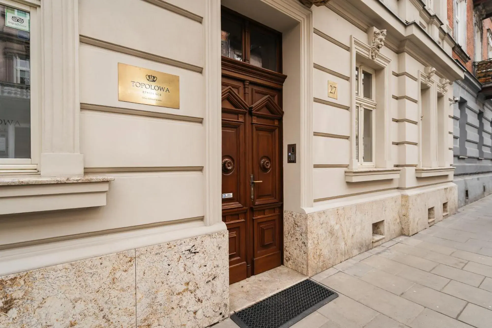 Facade/entrance in Topolowa Residence