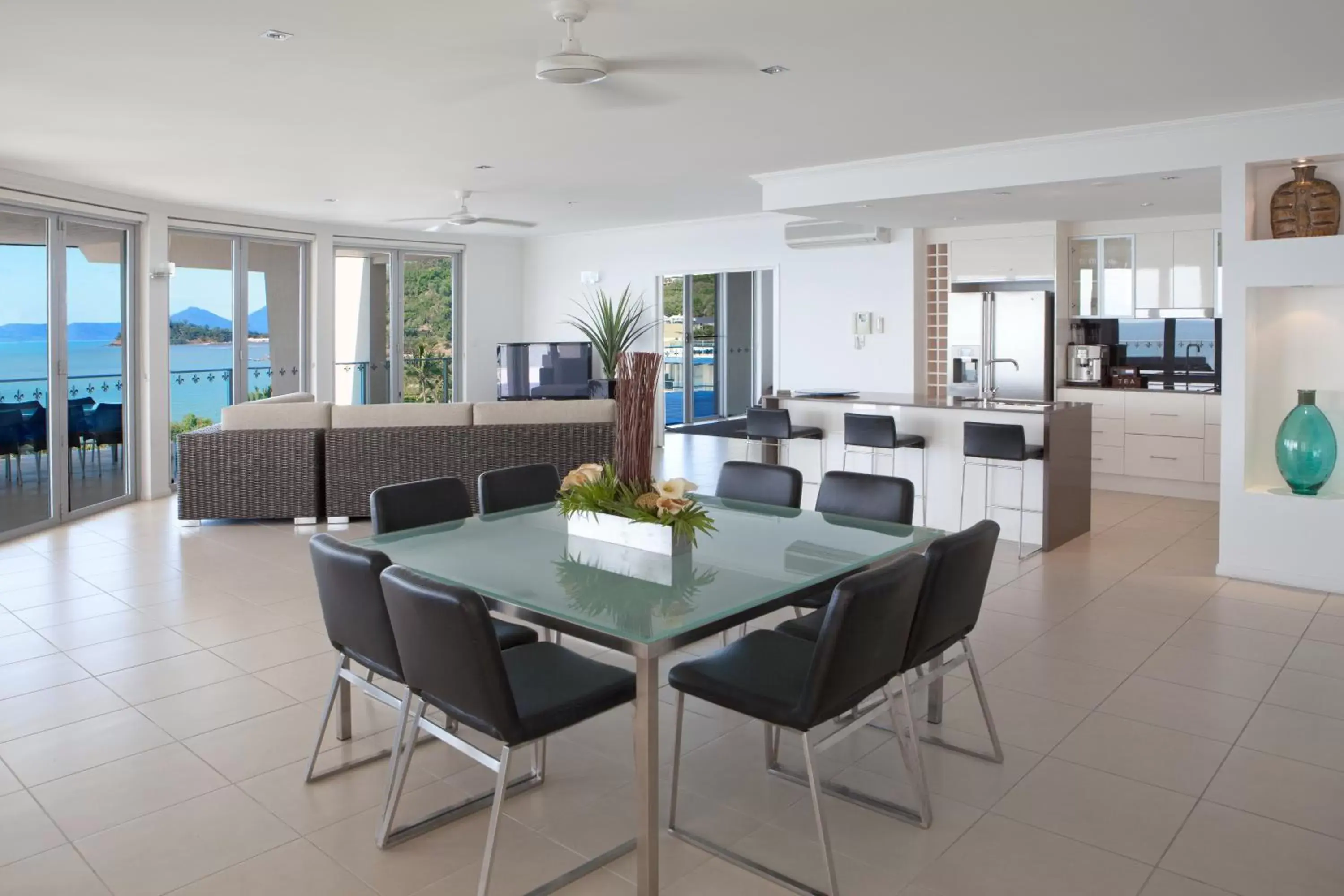 Dining area in Vue Apartments Trinity Beach