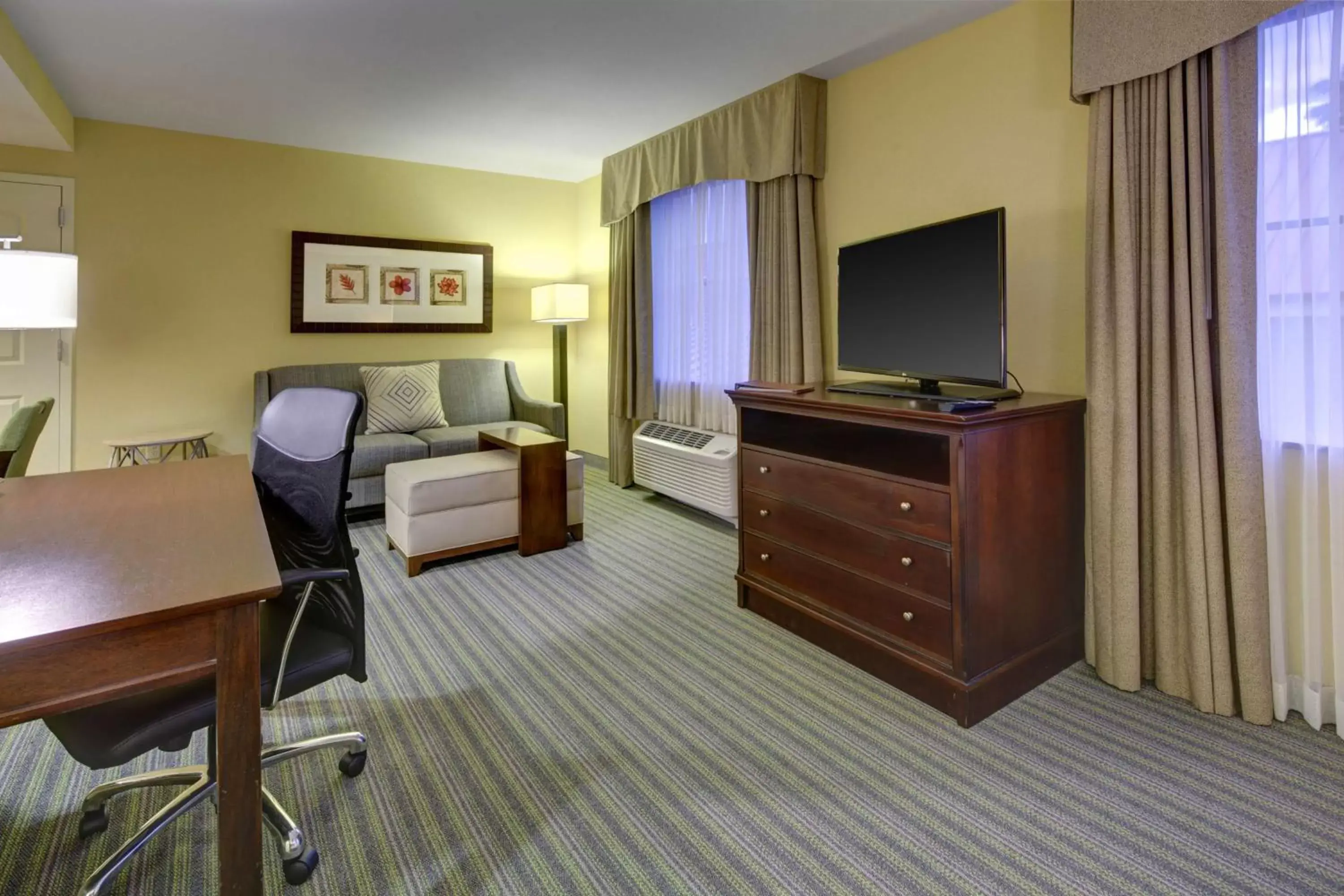 Bedroom, TV/Entertainment Center in Homewood Suites by Hilton West Palm Beach