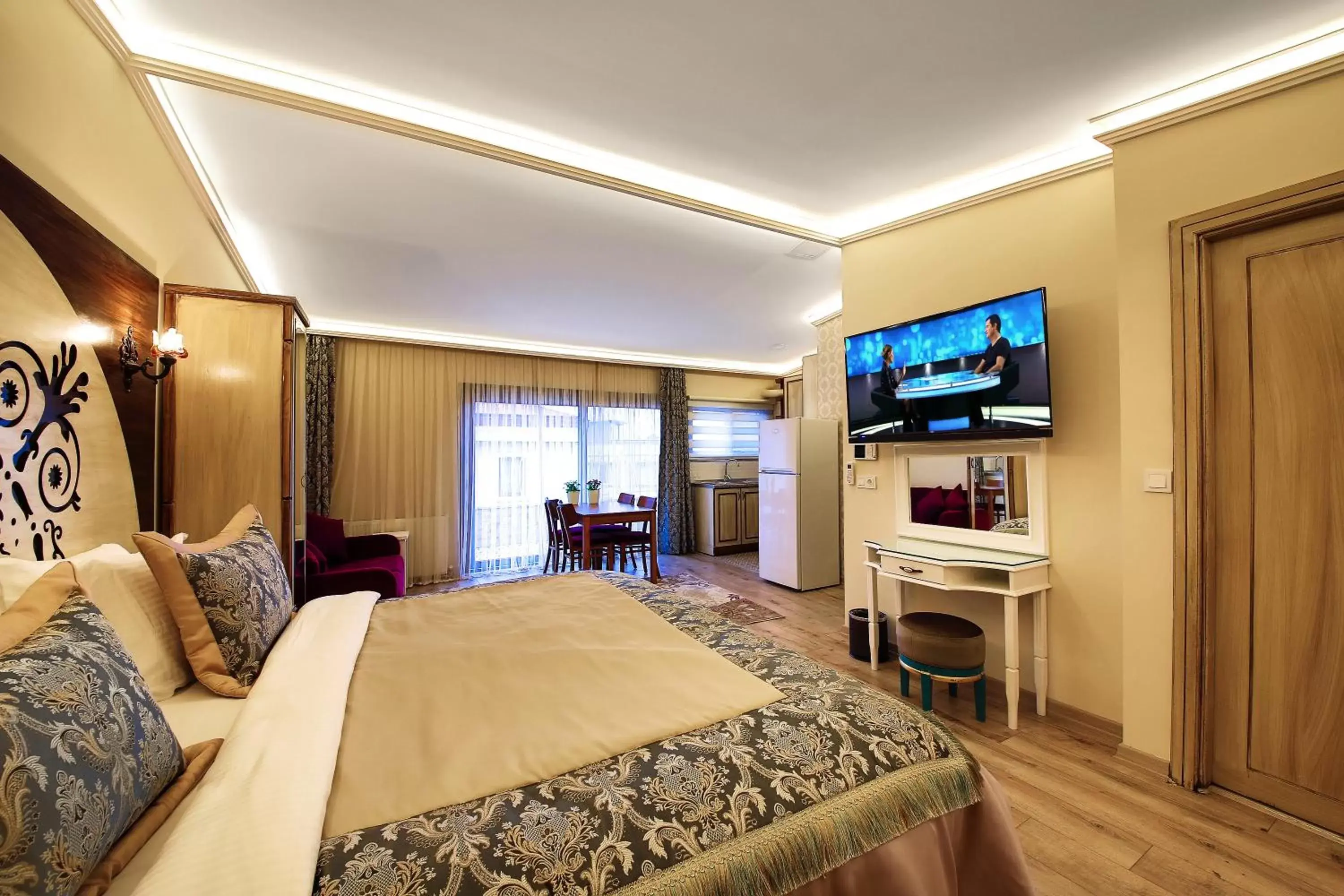 Bed, TV/Entertainment Center in Katelya Hotel