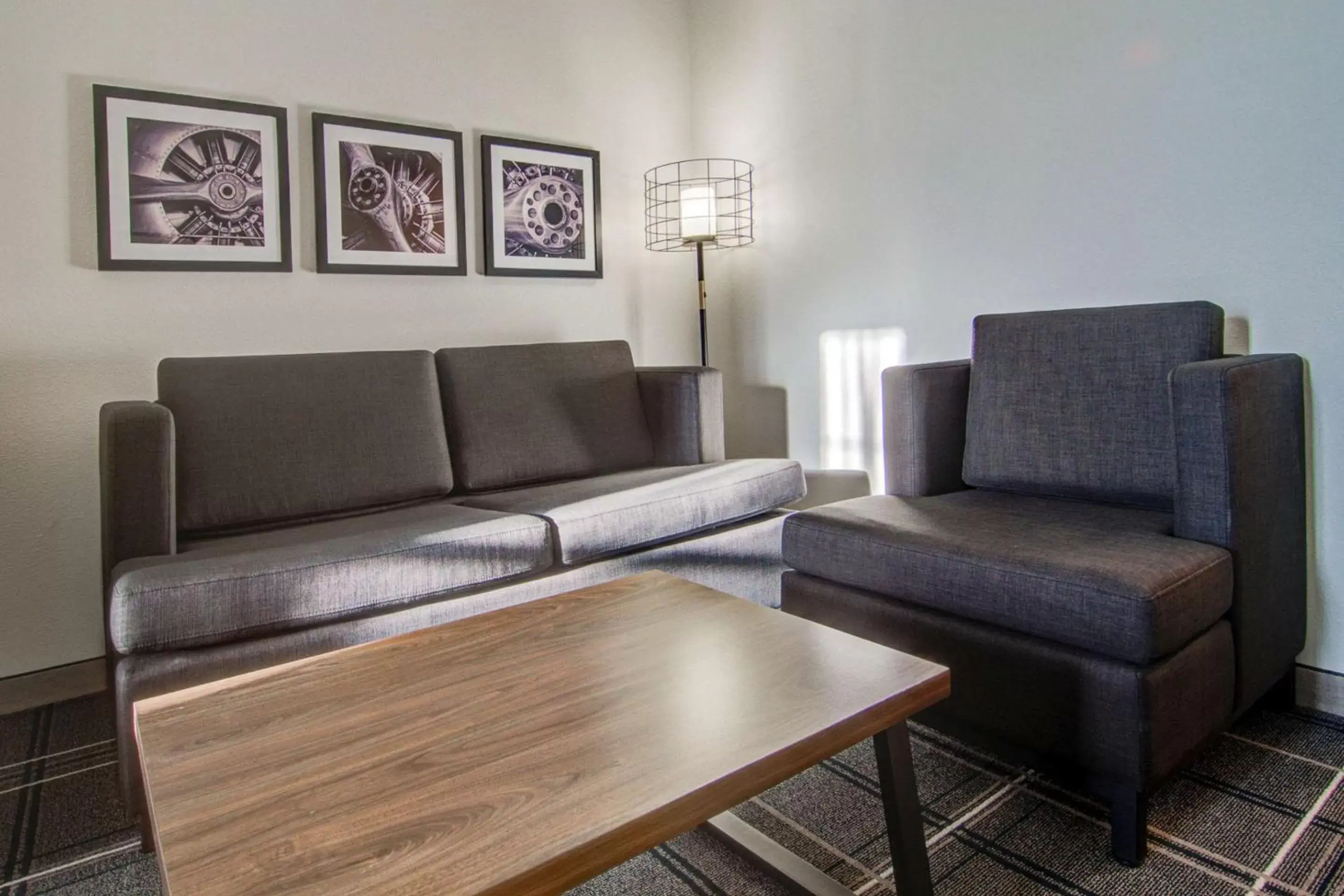 Photo of the whole room, Seating Area in Comfort Suites Newport News Airport