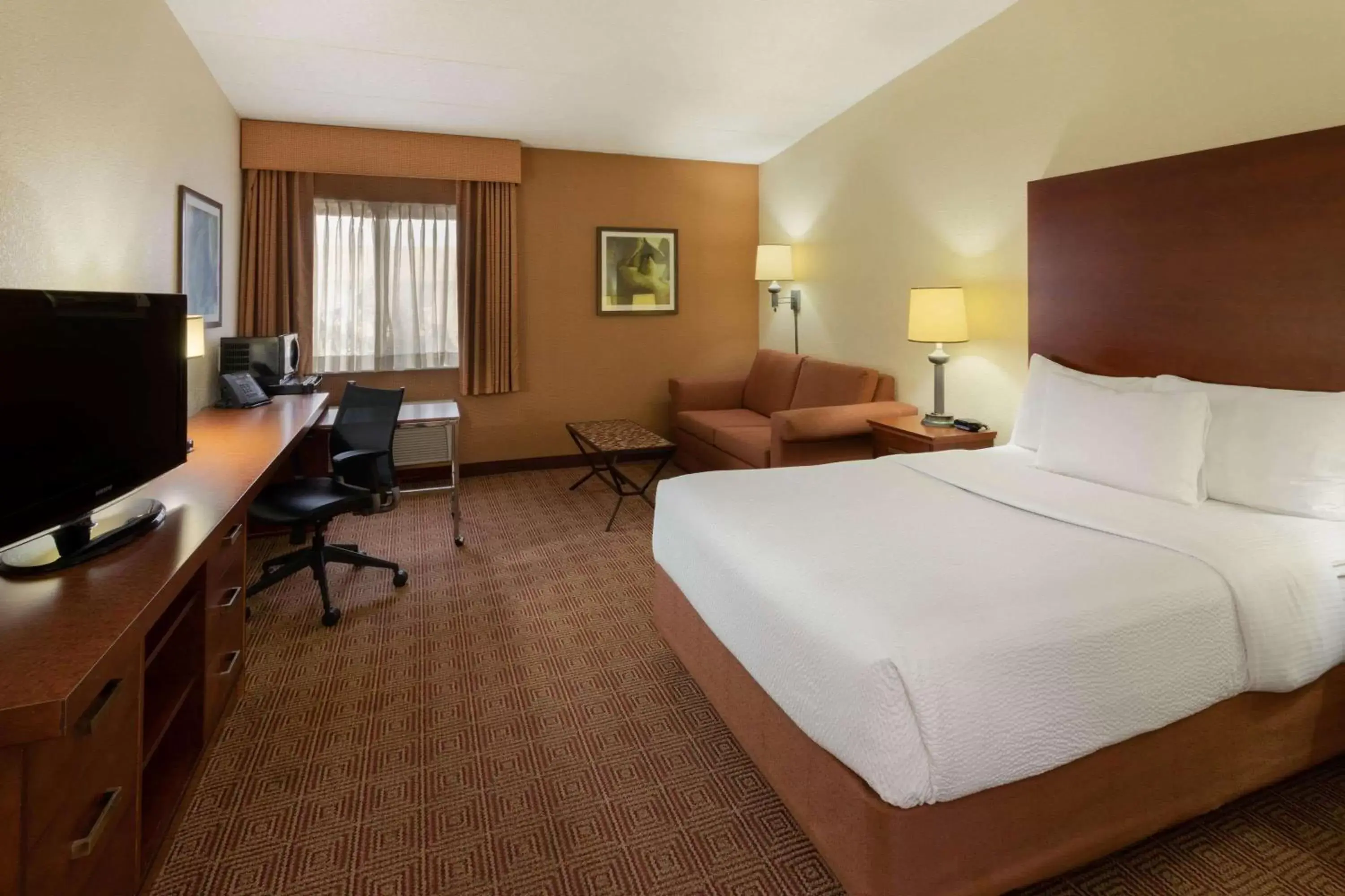 Photo of the whole room, Bed in La Quinta Inn by Wyndham Minneapolis Airport Bloomington