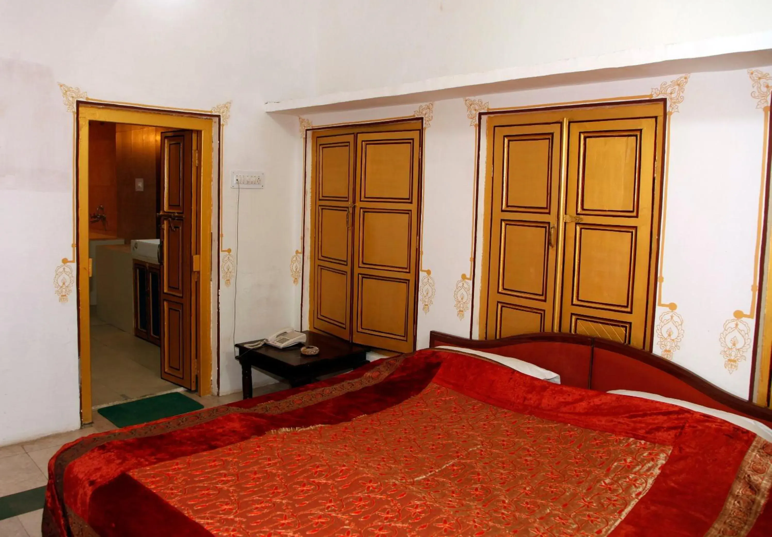 Bed in Krishna Prakash Heritage Haveli Hotel