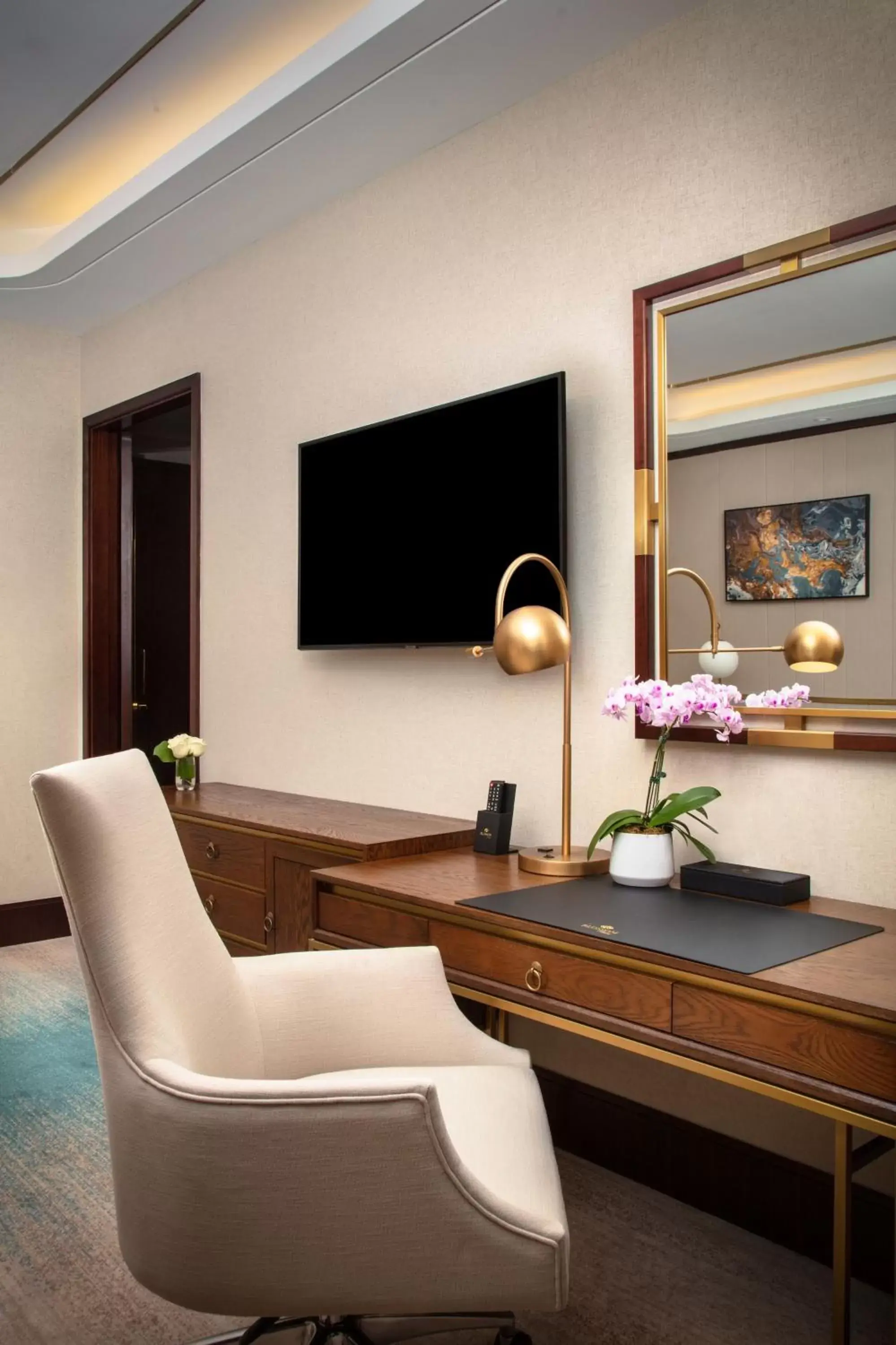 TV and multimedia, TV/Entertainment Center in Blossom Hotel Houston