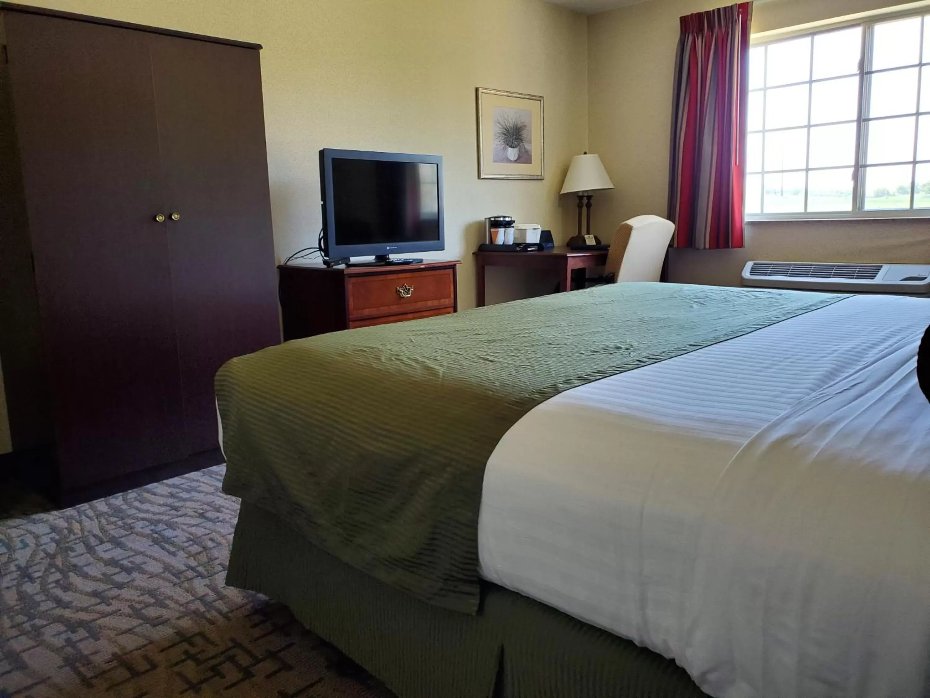 Bed in Boarders Inn & Suites by Cobblestone Hotels - Shawano