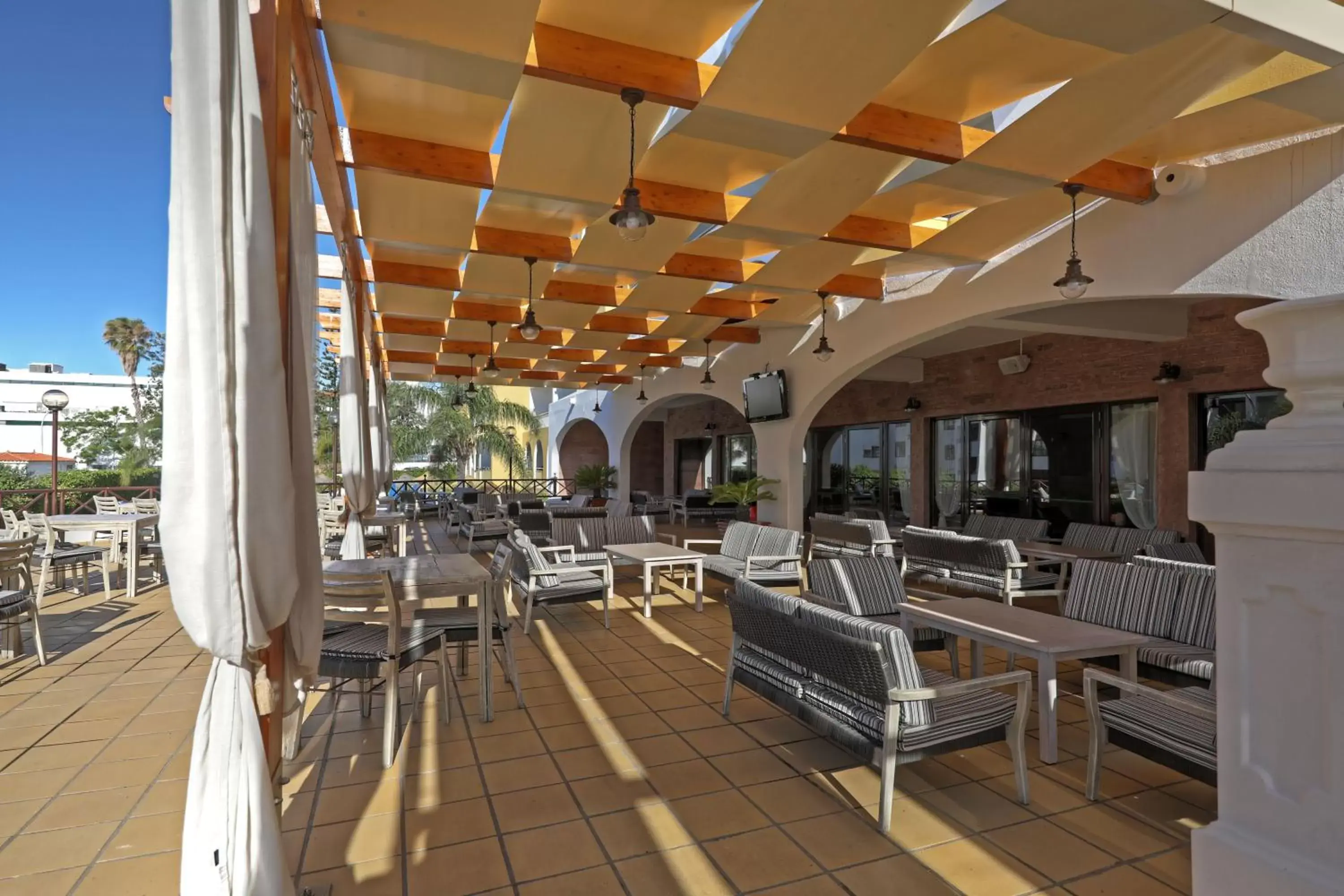 Balcony/Terrace, Restaurant/Places to Eat in Aparthotel Paladim & Alagoamar