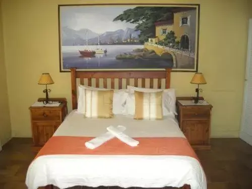 Bedroom, Bed in Alpine Inn