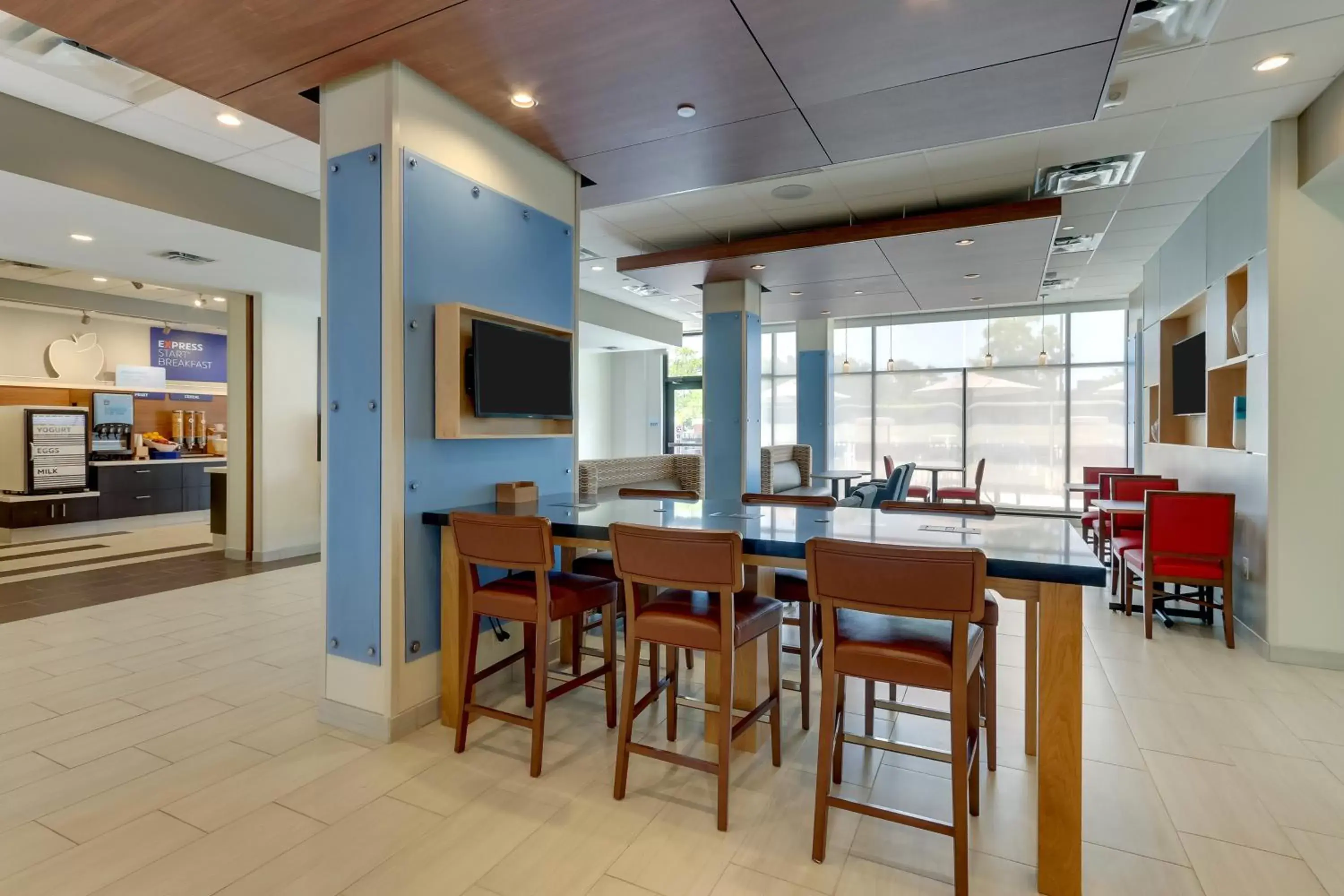 Dining area in Holiday Inn Express - Wilmington - Porters Neck, an IHG Hotel