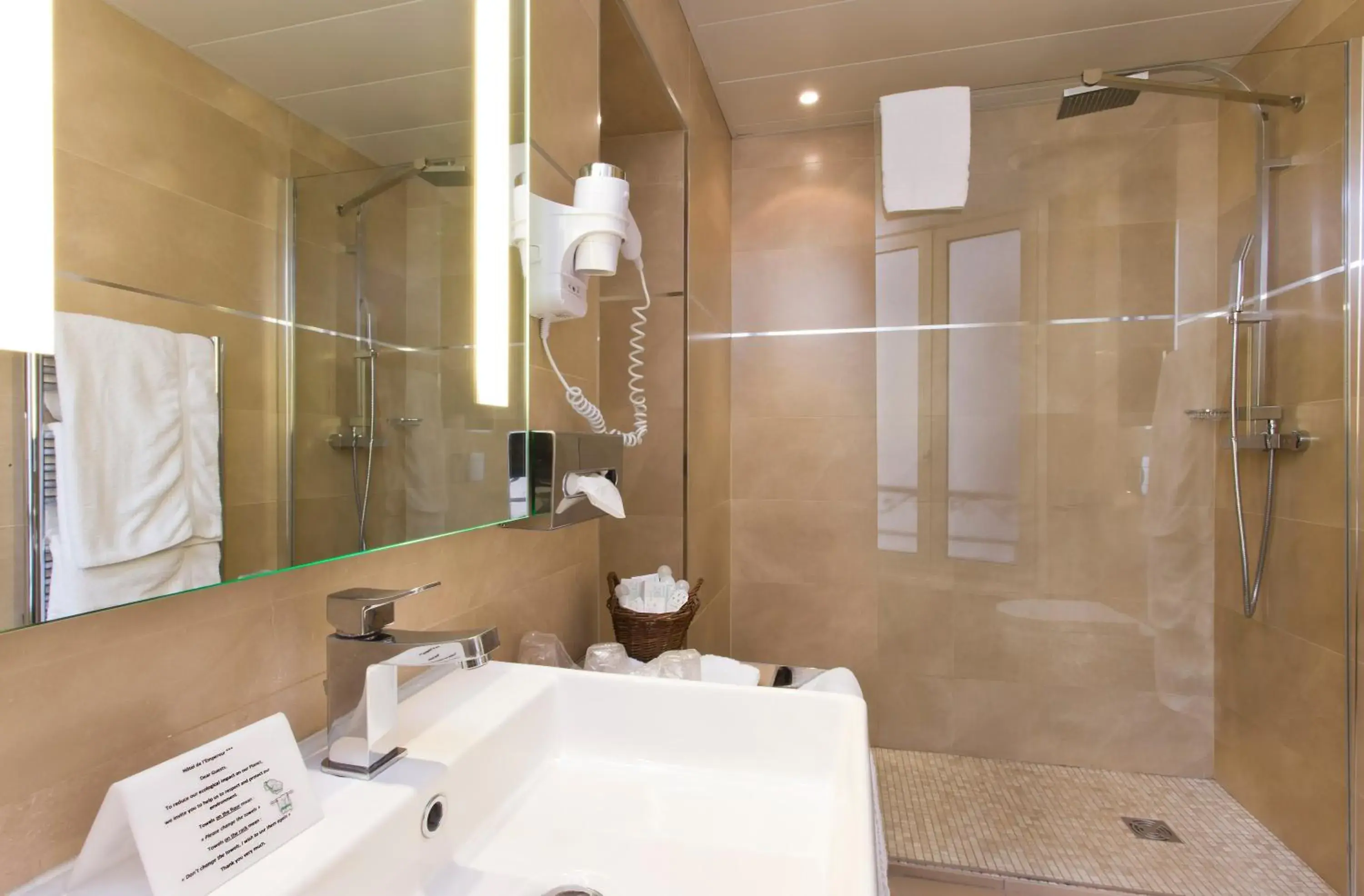 Bathroom in Hotel de L'Empereur by Malone