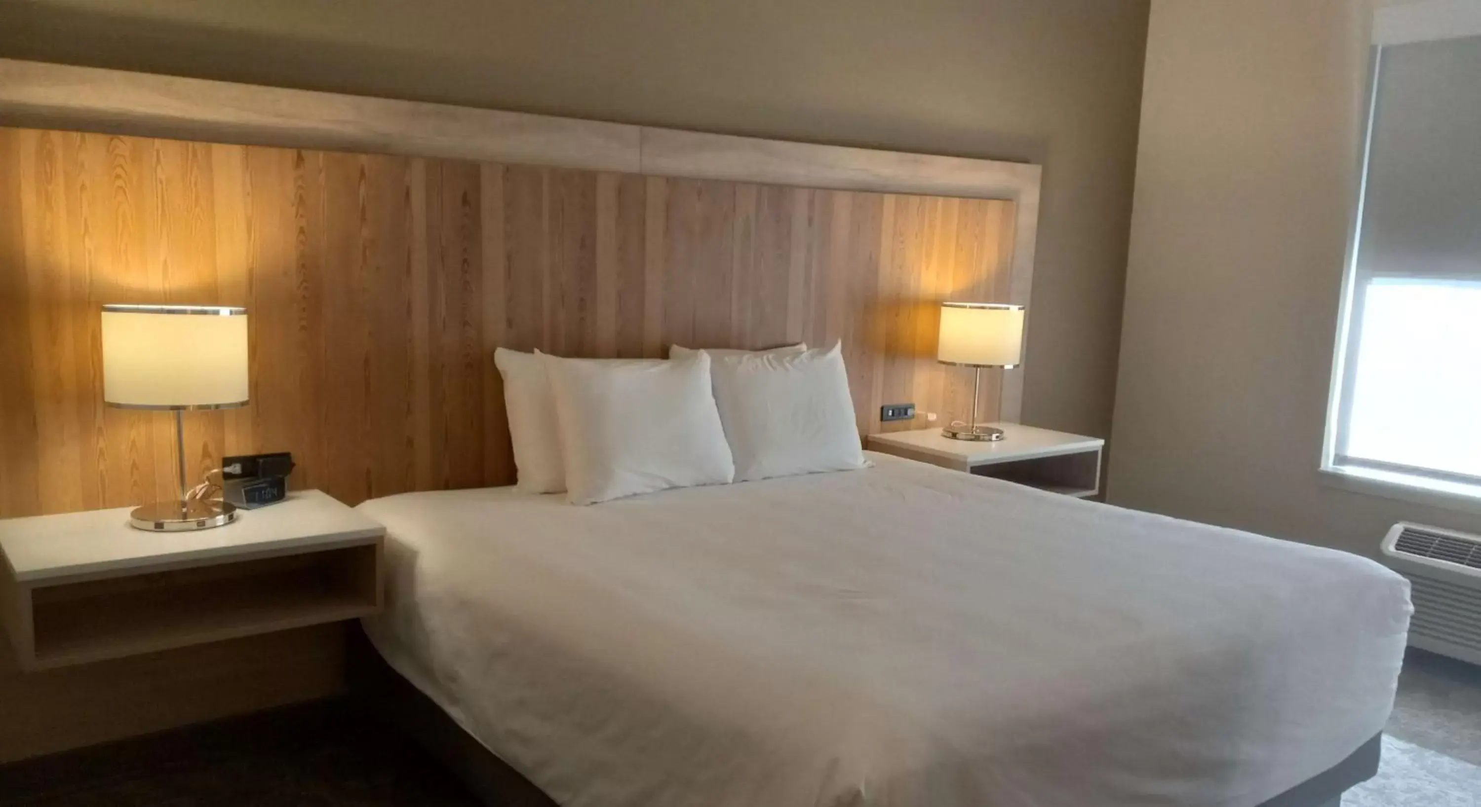Bedroom, Bed in Radisson Hotel Pendleton Airport