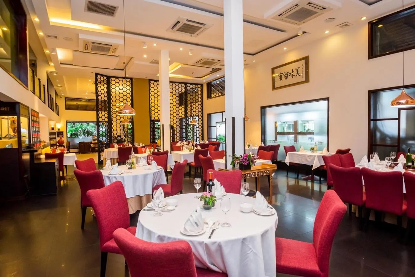 Restaurant/places to eat in Almond Hotel Sothearos