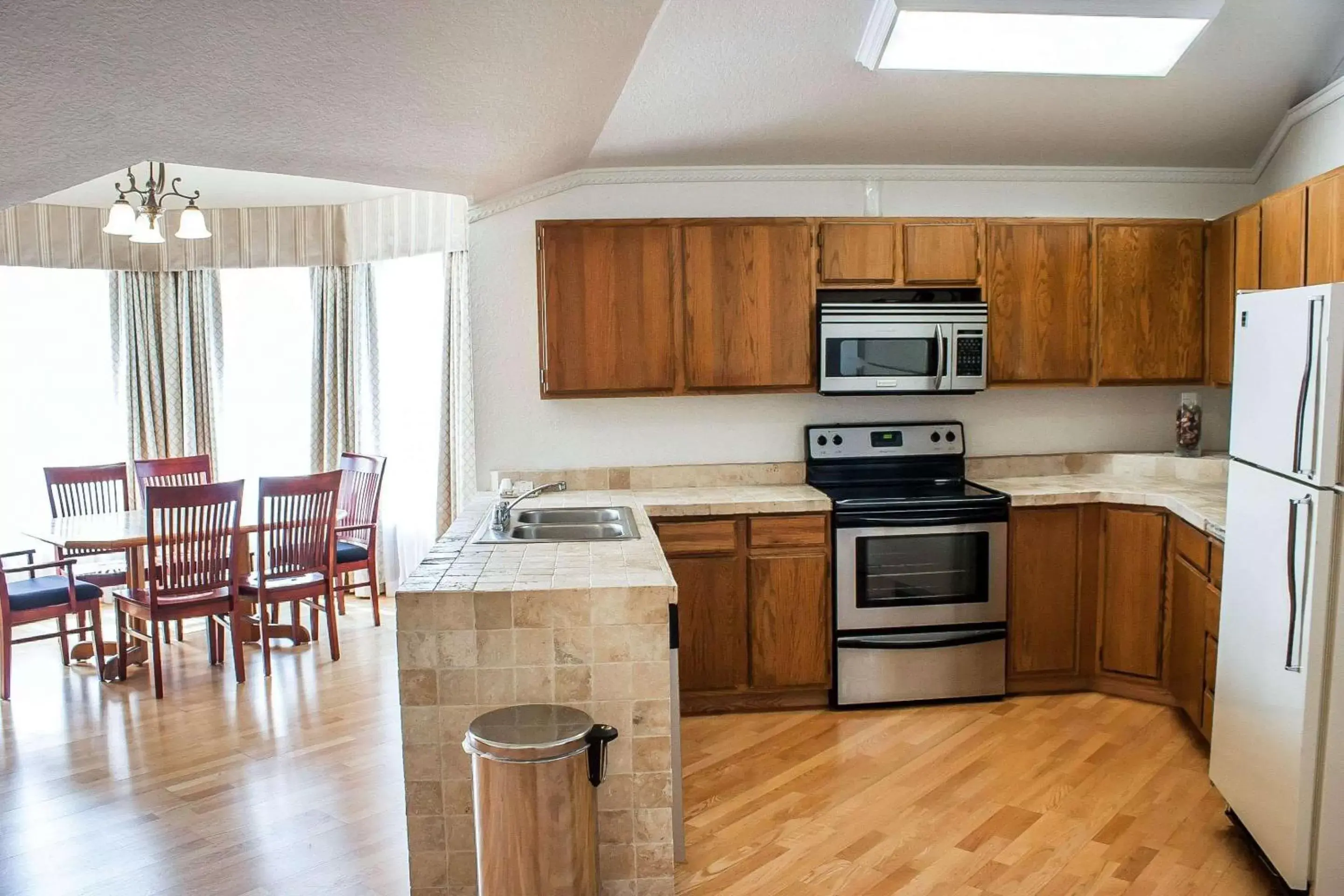 Photo of the whole room, Kitchen/Kitchenette in Quality Inn & Suites Fife Seattle