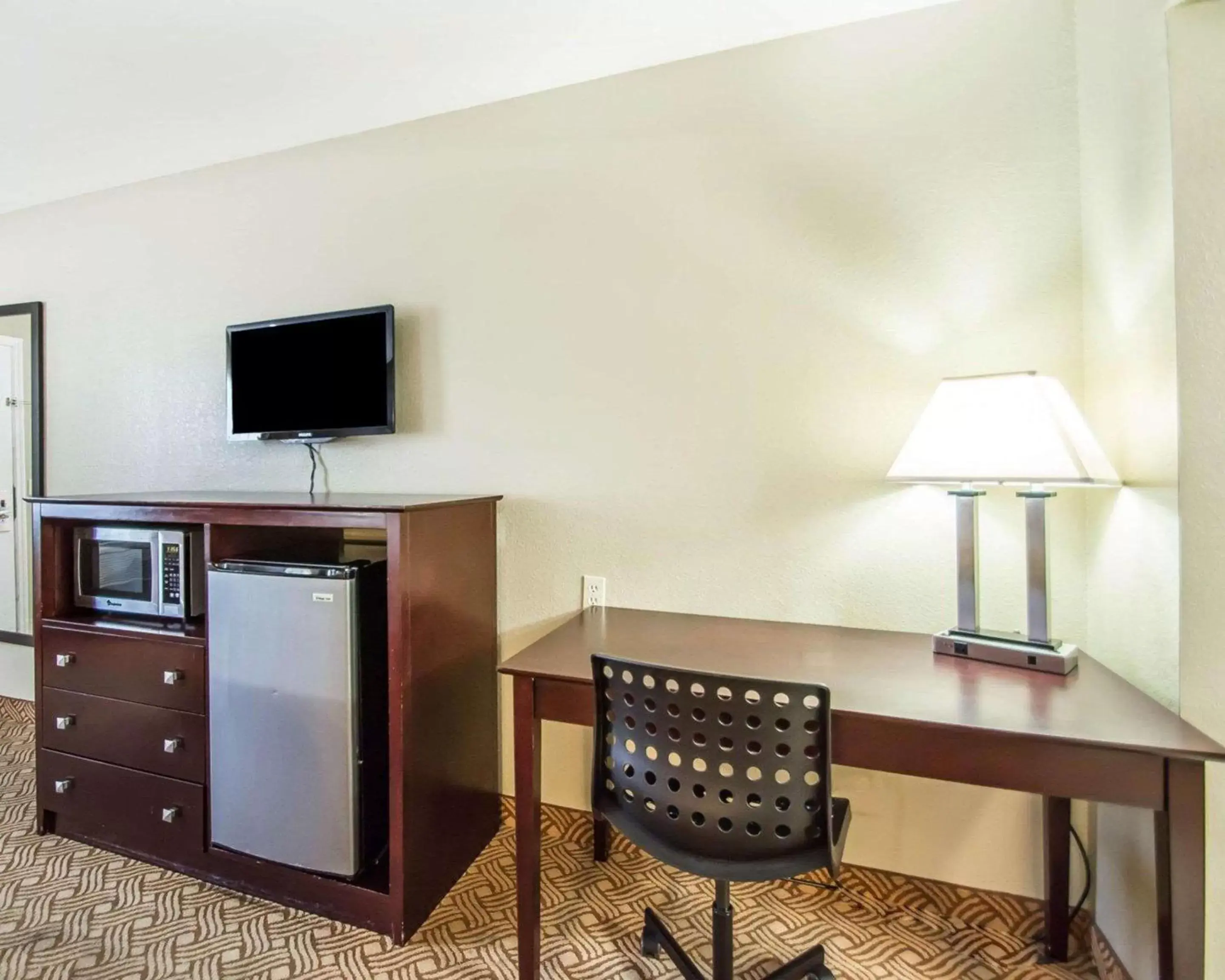 Photo of the whole room, TV/Entertainment Center in Quality Inn & Suites By the Parks