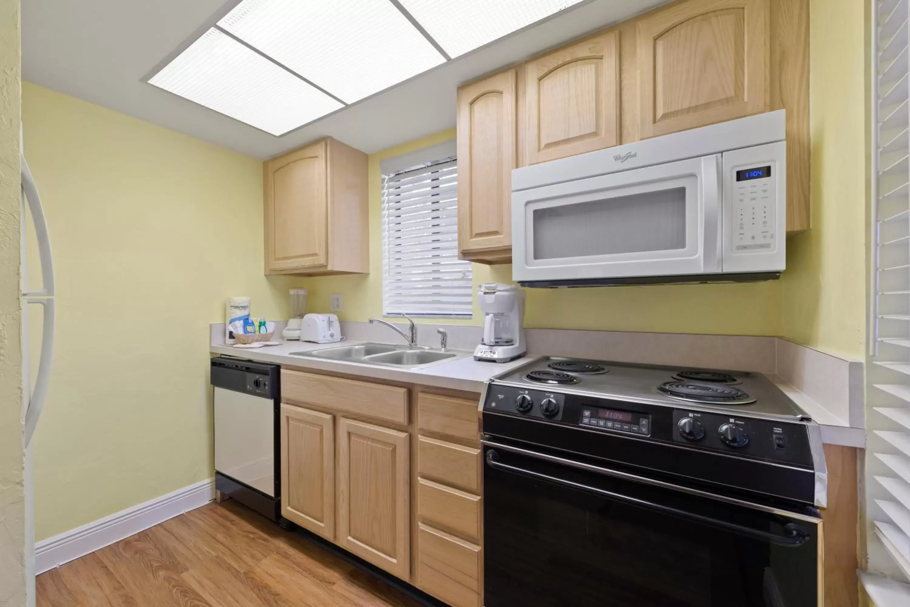 Kitchen or kitchenette, Kitchen/Kitchenette in Lehigh Resort Club, a VRI resort