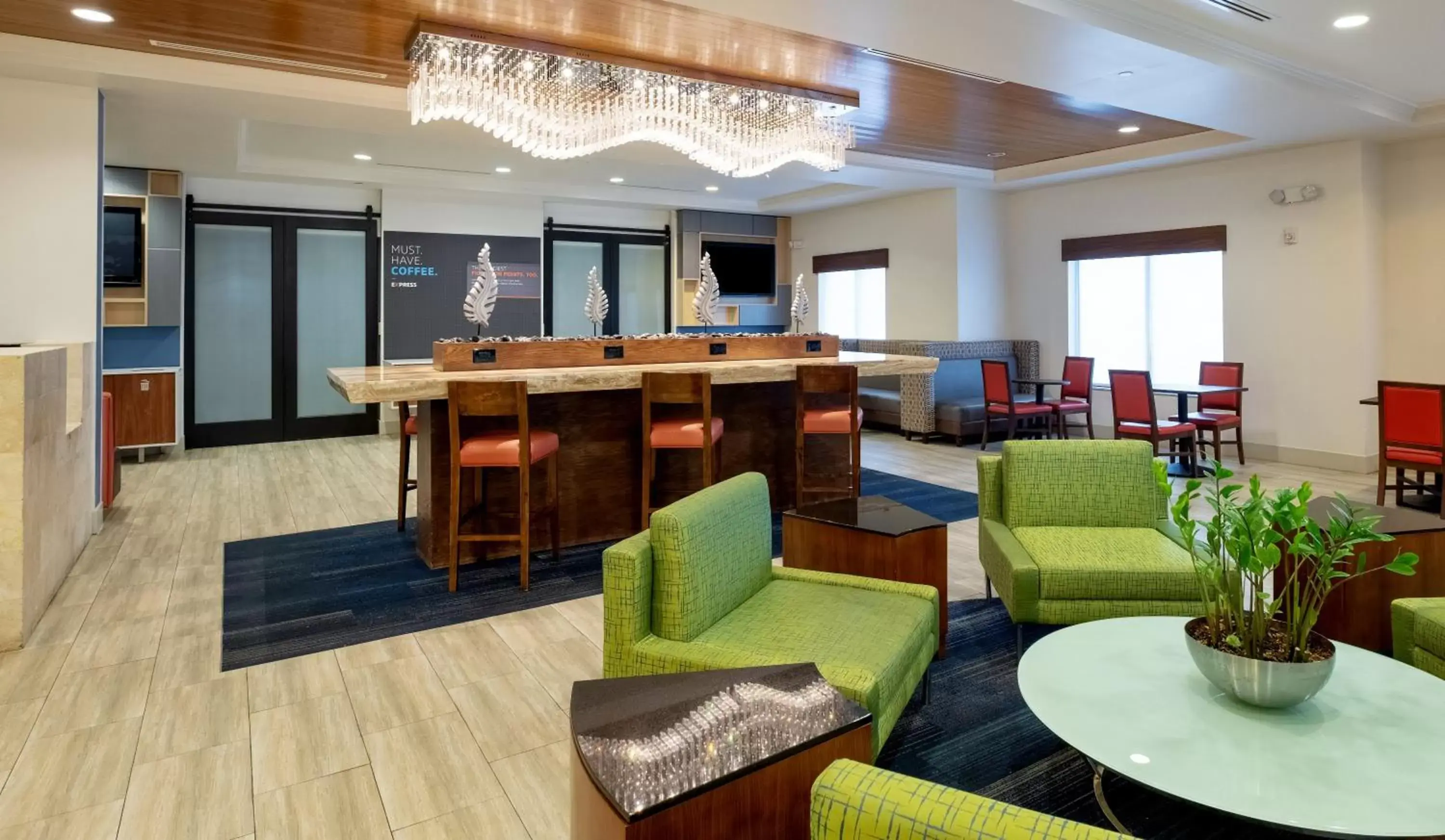Lobby or reception, Lounge/Bar in Holiday Inn Express-International Drive, an IHG Hotel