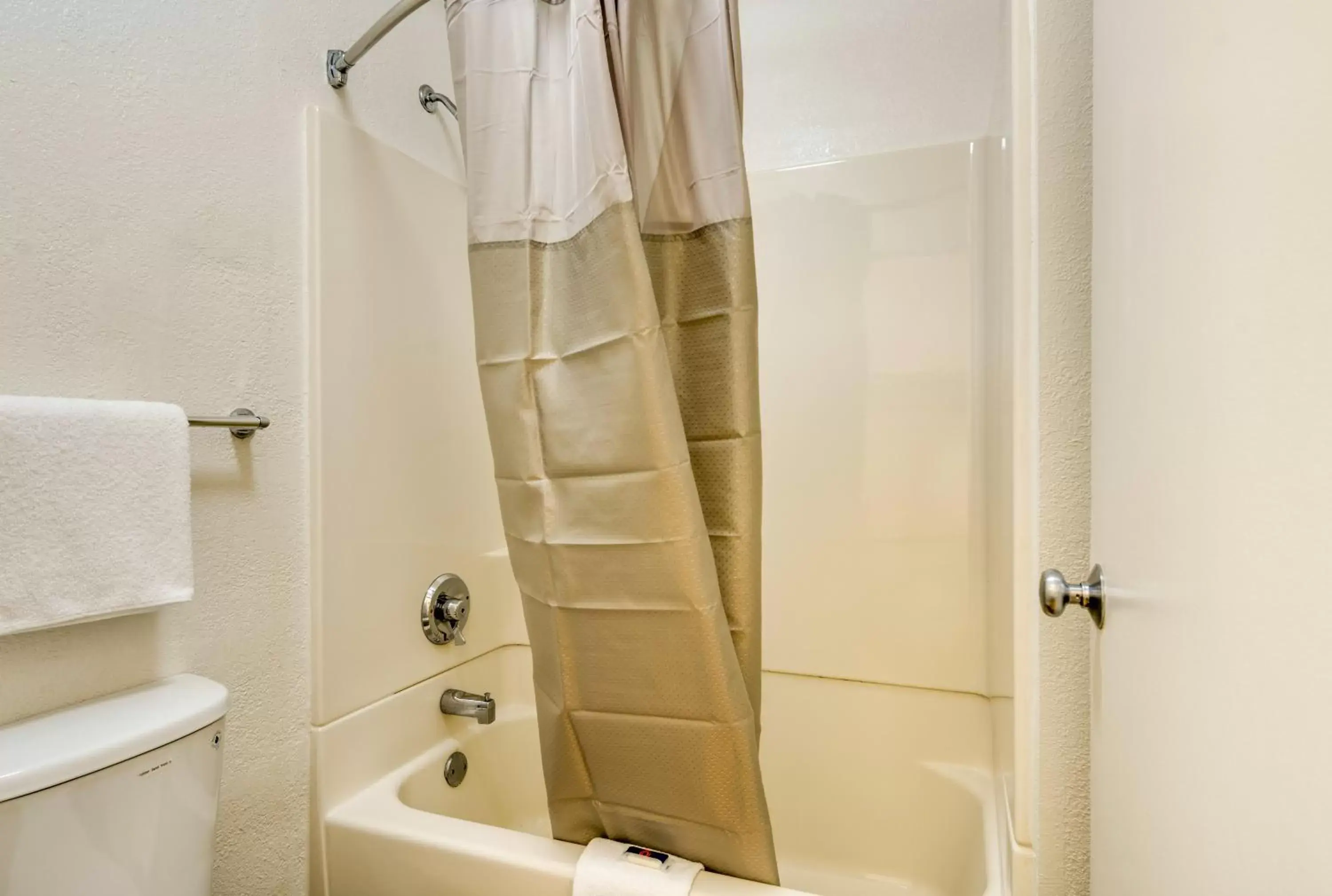 Bedroom, Bathroom in Motel 6-Schiller Park, IL - Chicago O'Hare