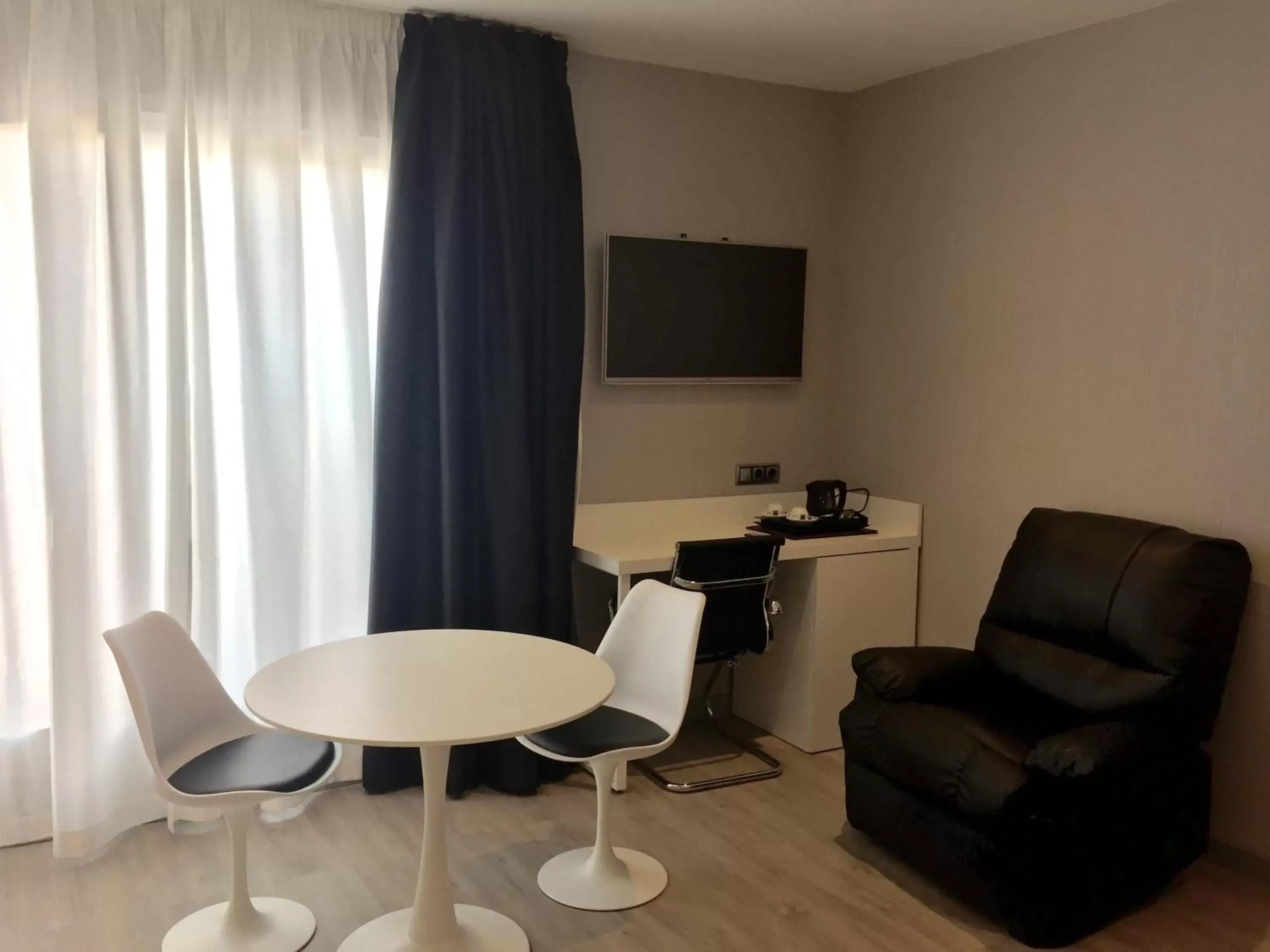 Photo of the whole room, Seating Area in Hotel Avenida de España