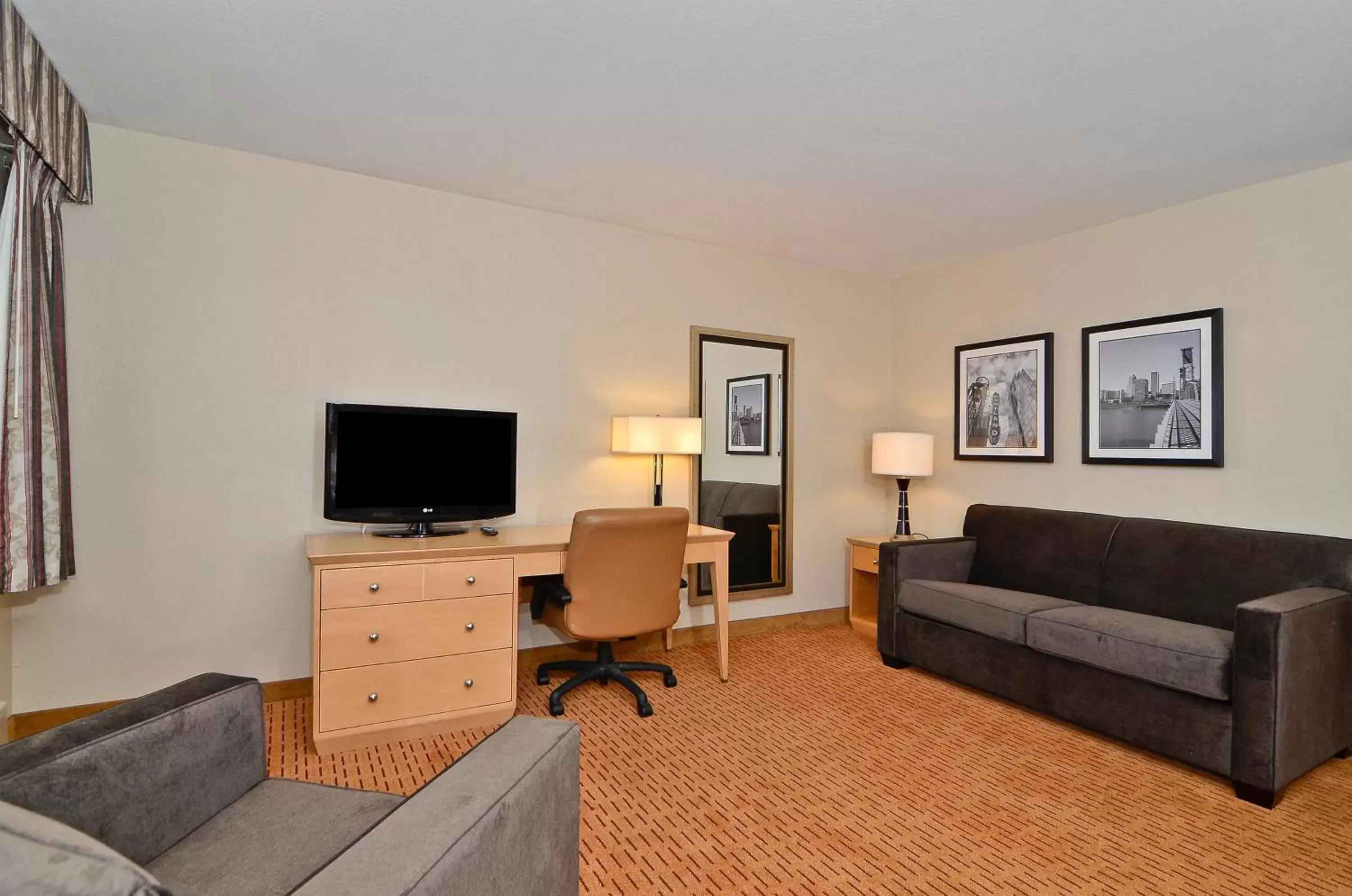 TV and multimedia, Seating Area in Clackamas Inn and Suites