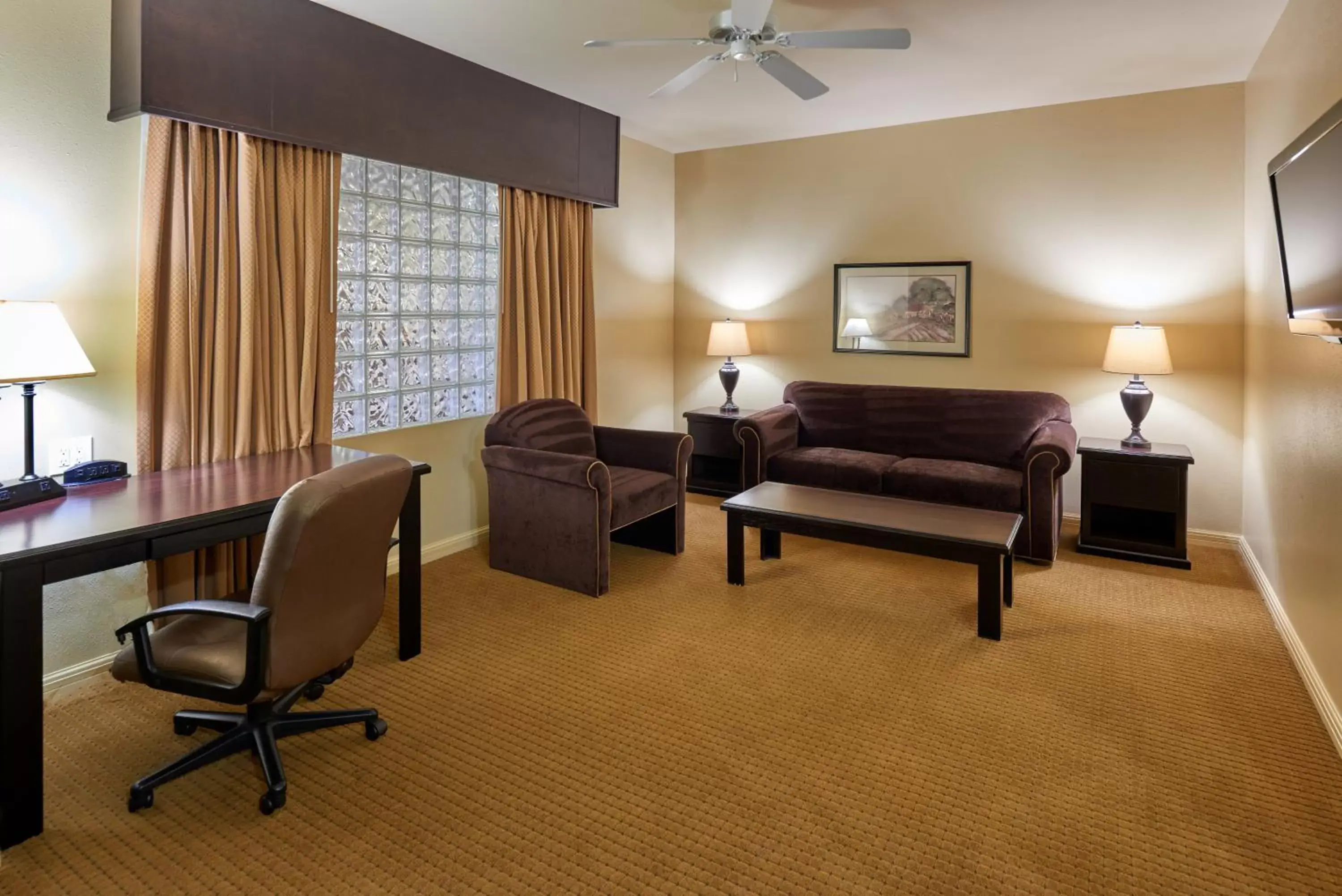 Living room, Seating Area in Radisson Hotel El Paso Airport